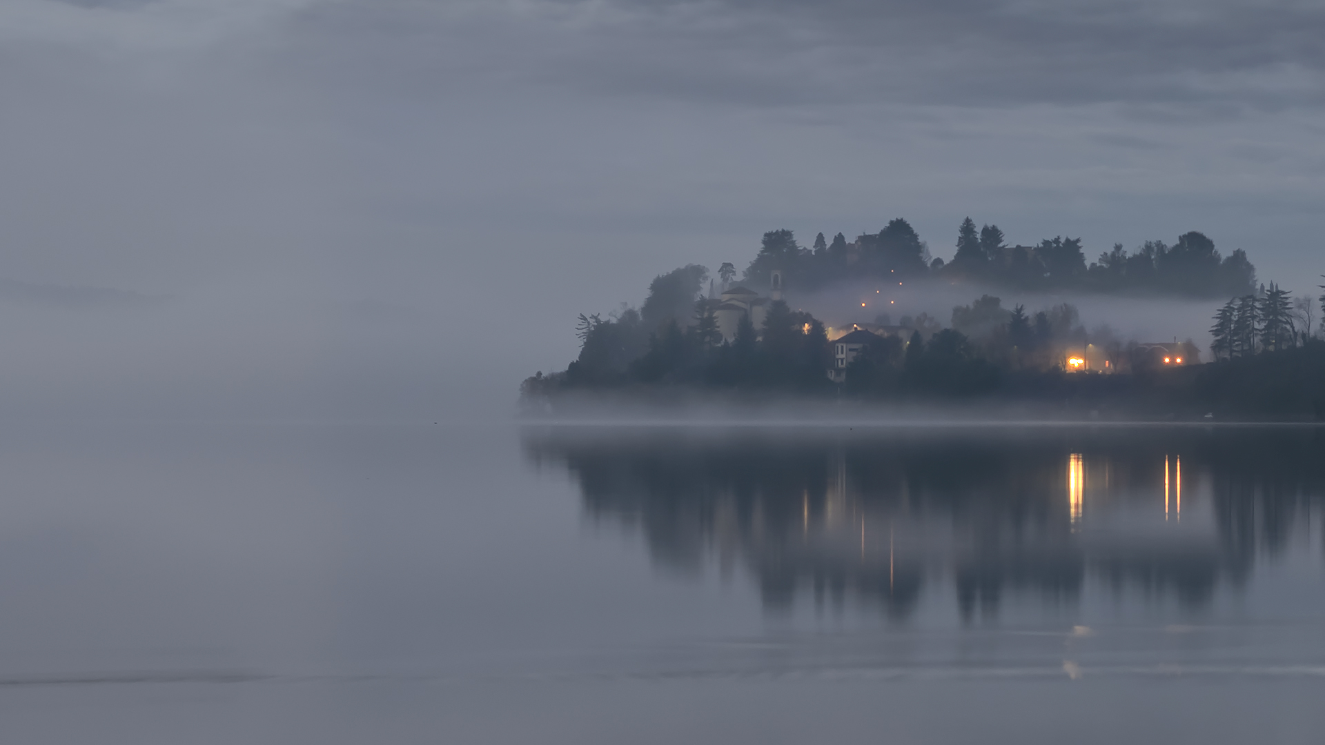 Fog on the lake of Varese...
