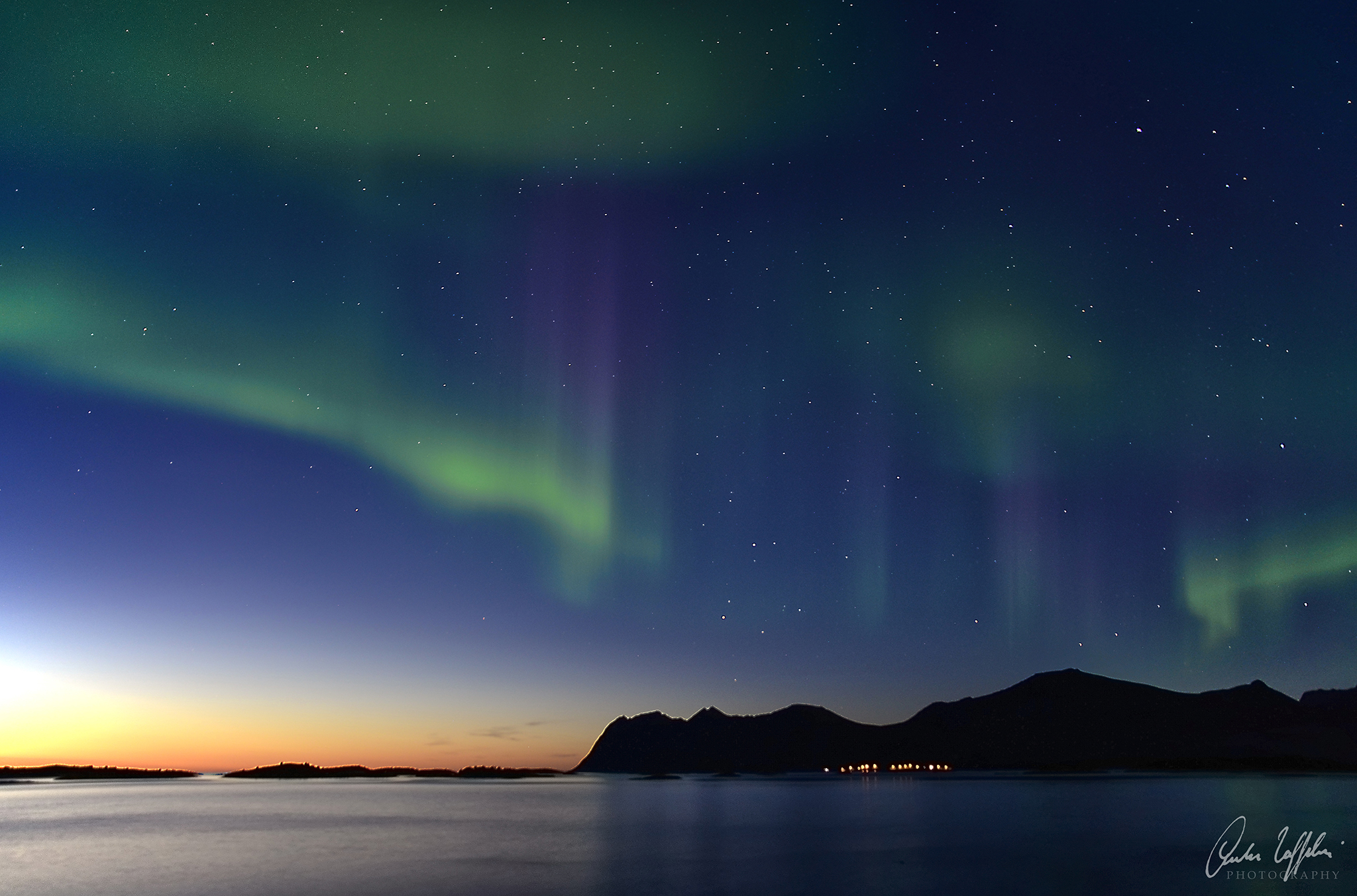 Isola di Senja: aurora boreale al tramonto...