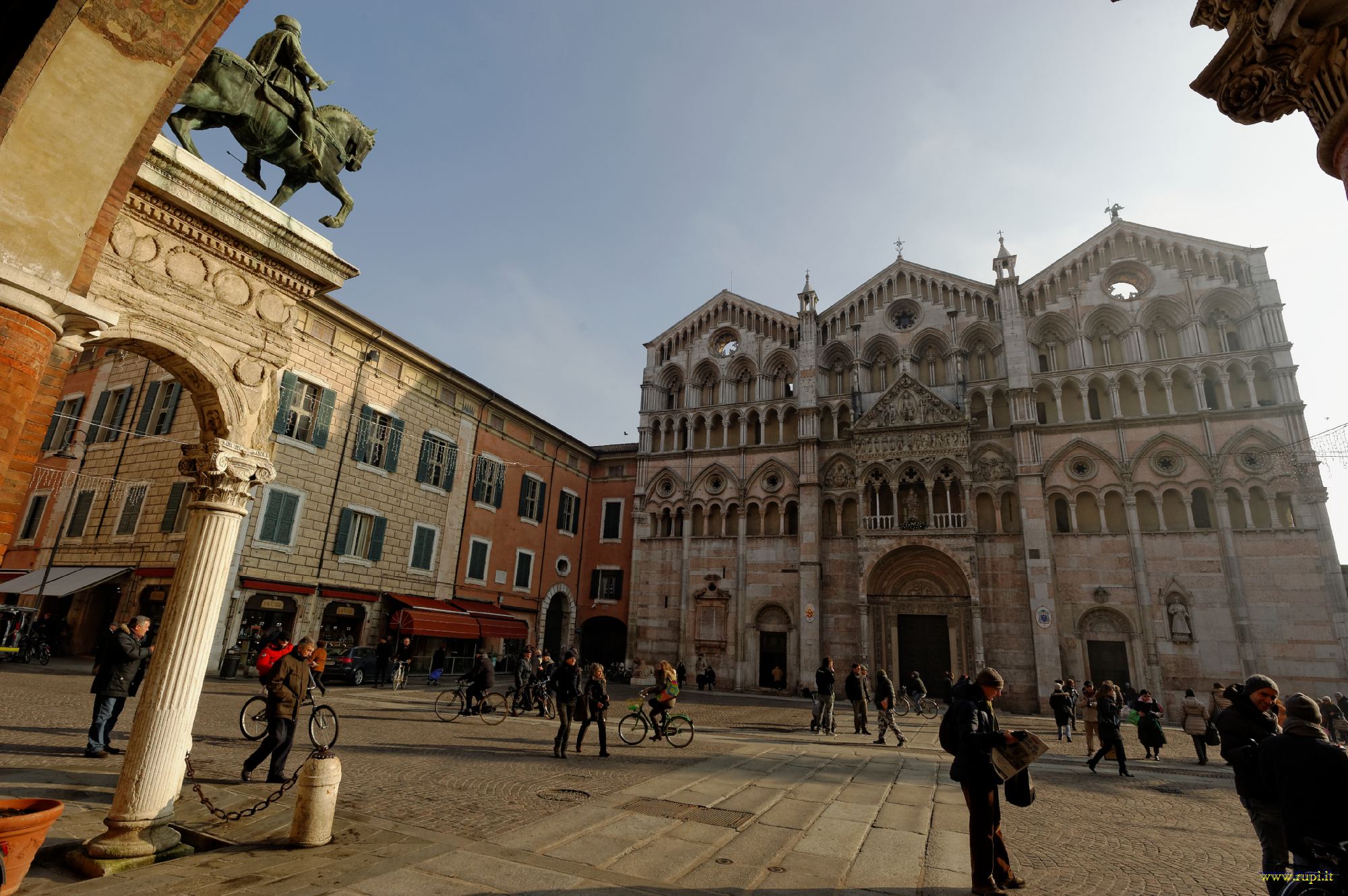 Ferrara - il Duomo e il volto del cavallo...
