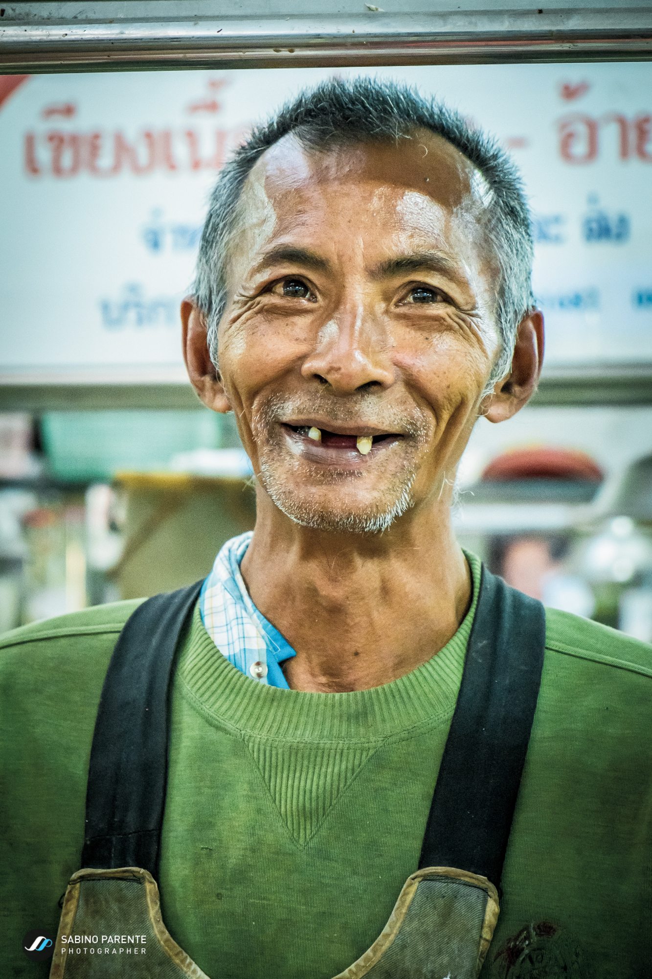 Uomo al mercato di Chiang Mai...