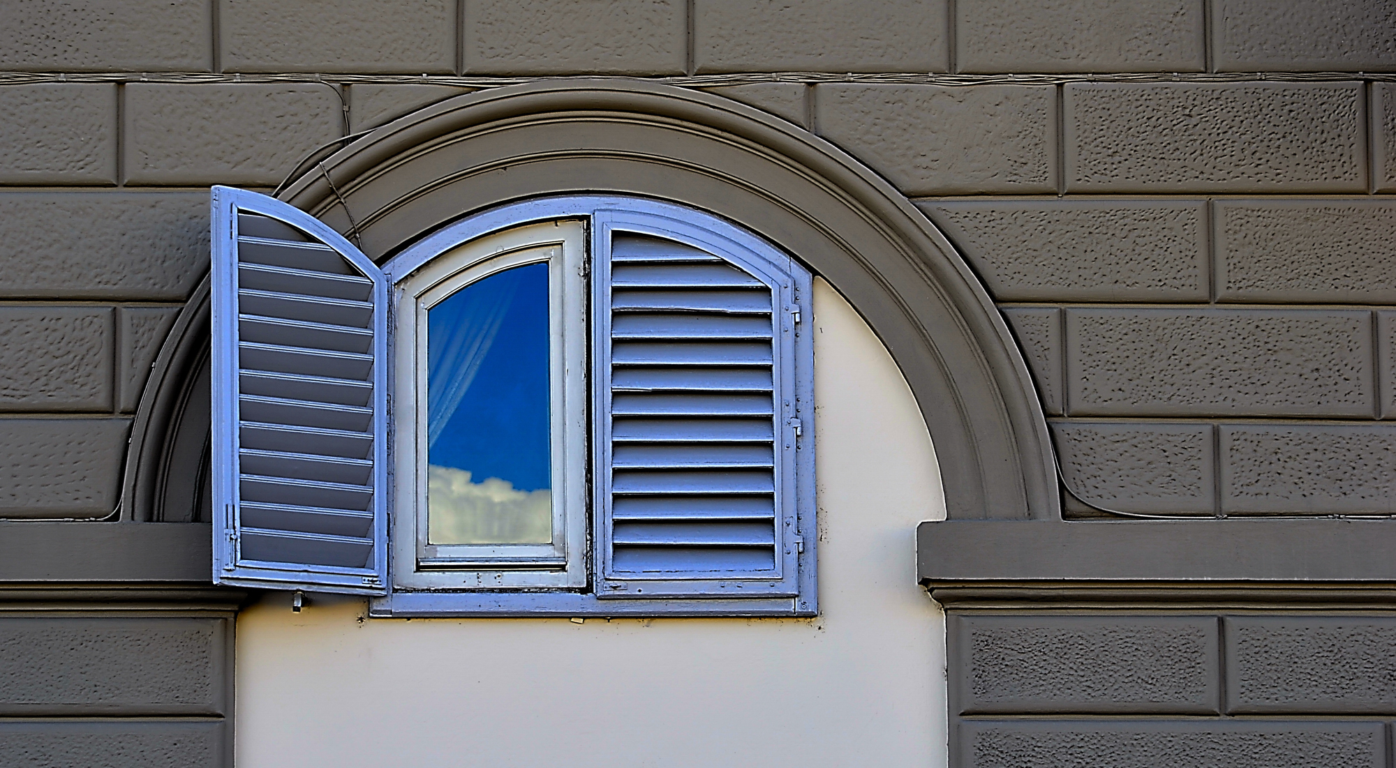 Arno window...
