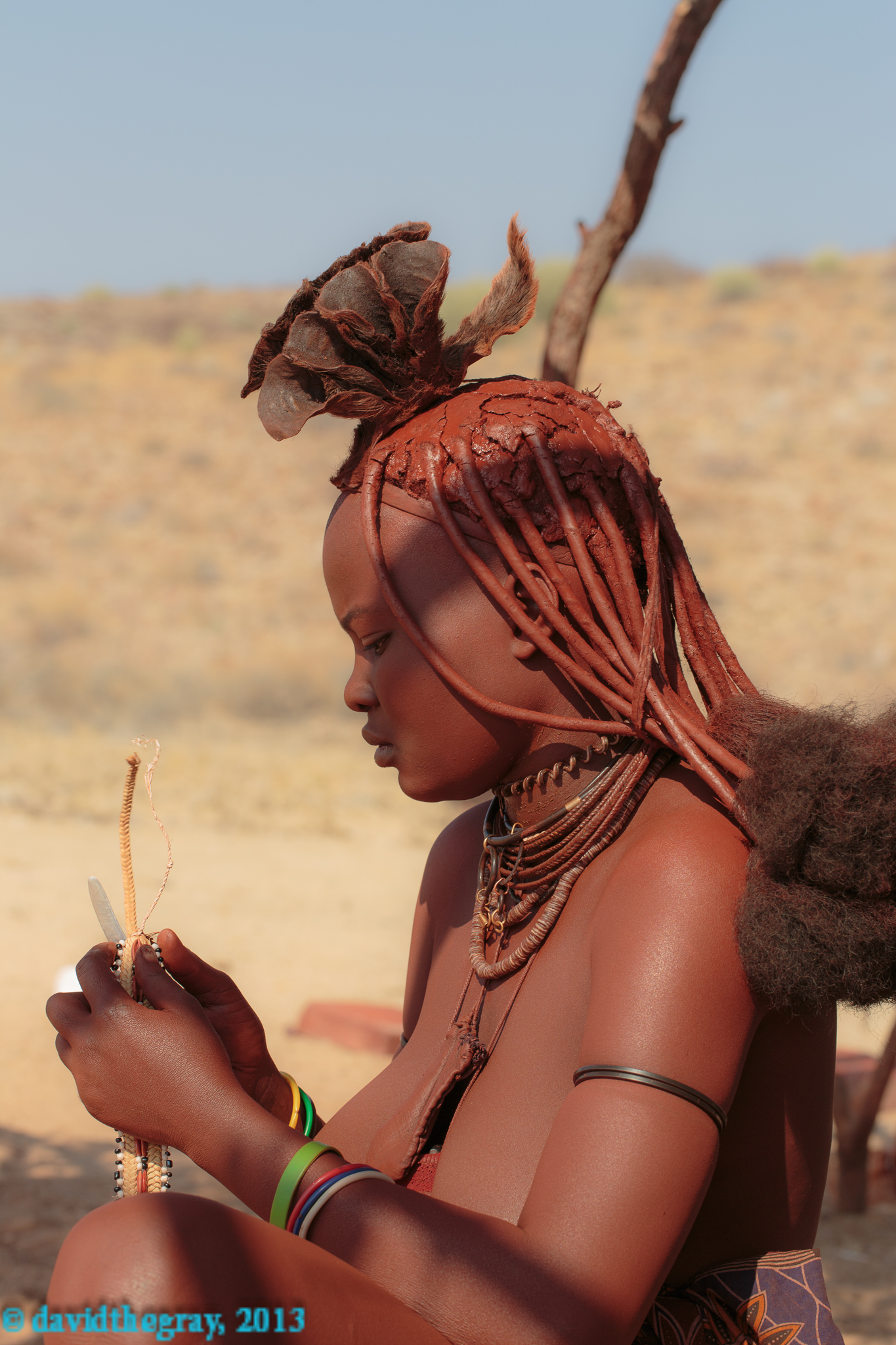 Ragazza Himba al lavoro...