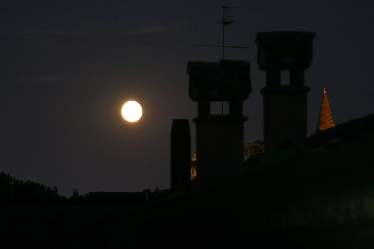 full moon over the rooftops of ravenna...