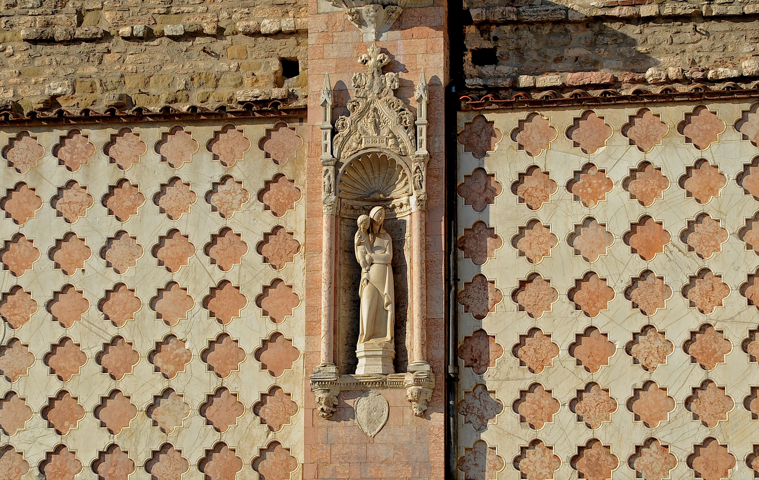 Perugia, particolare in piazza IV Novembre...