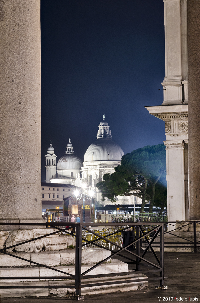 Venice - night. Behind the columns .........