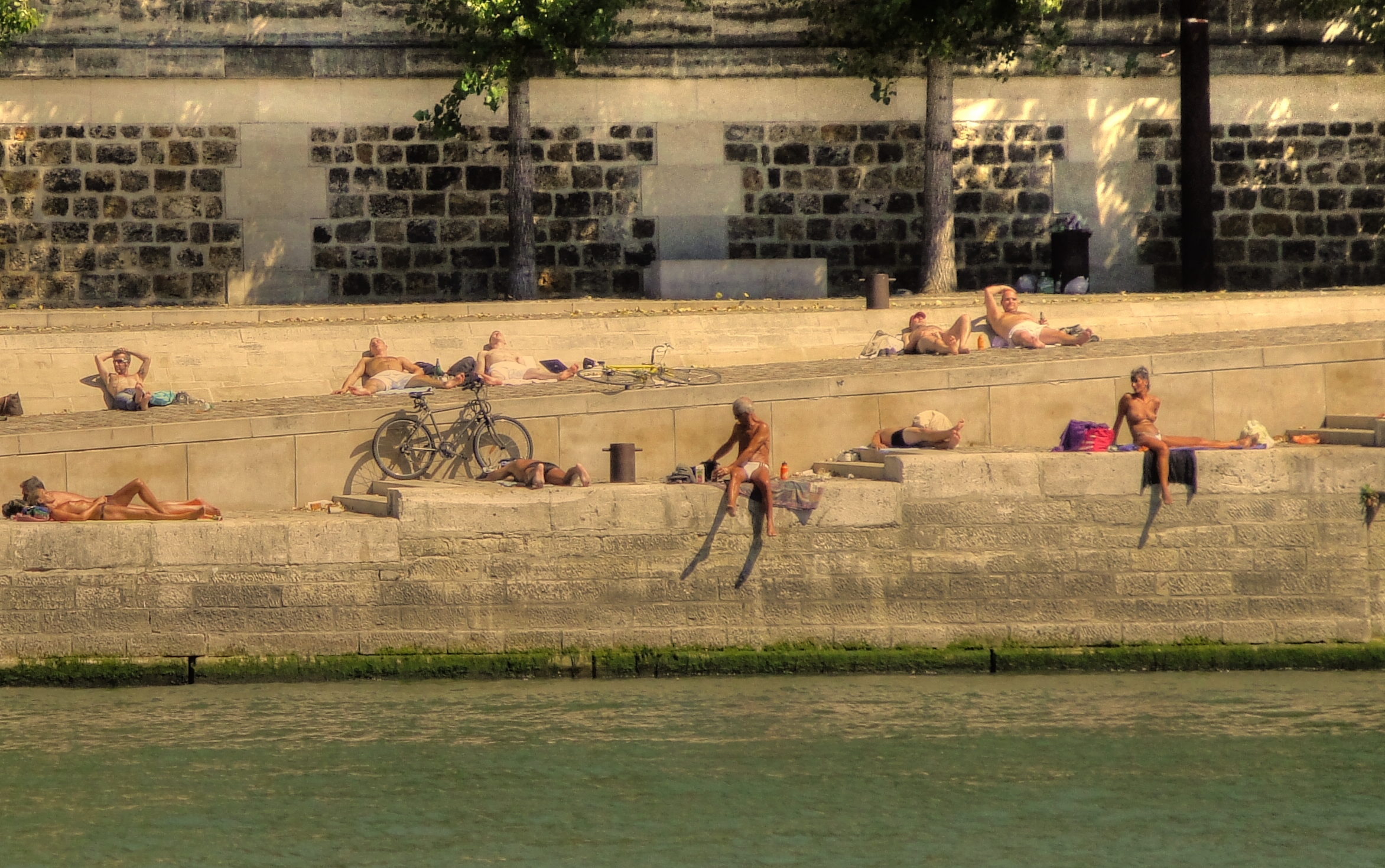 sunbathe on the banks of the Seine is priceless...