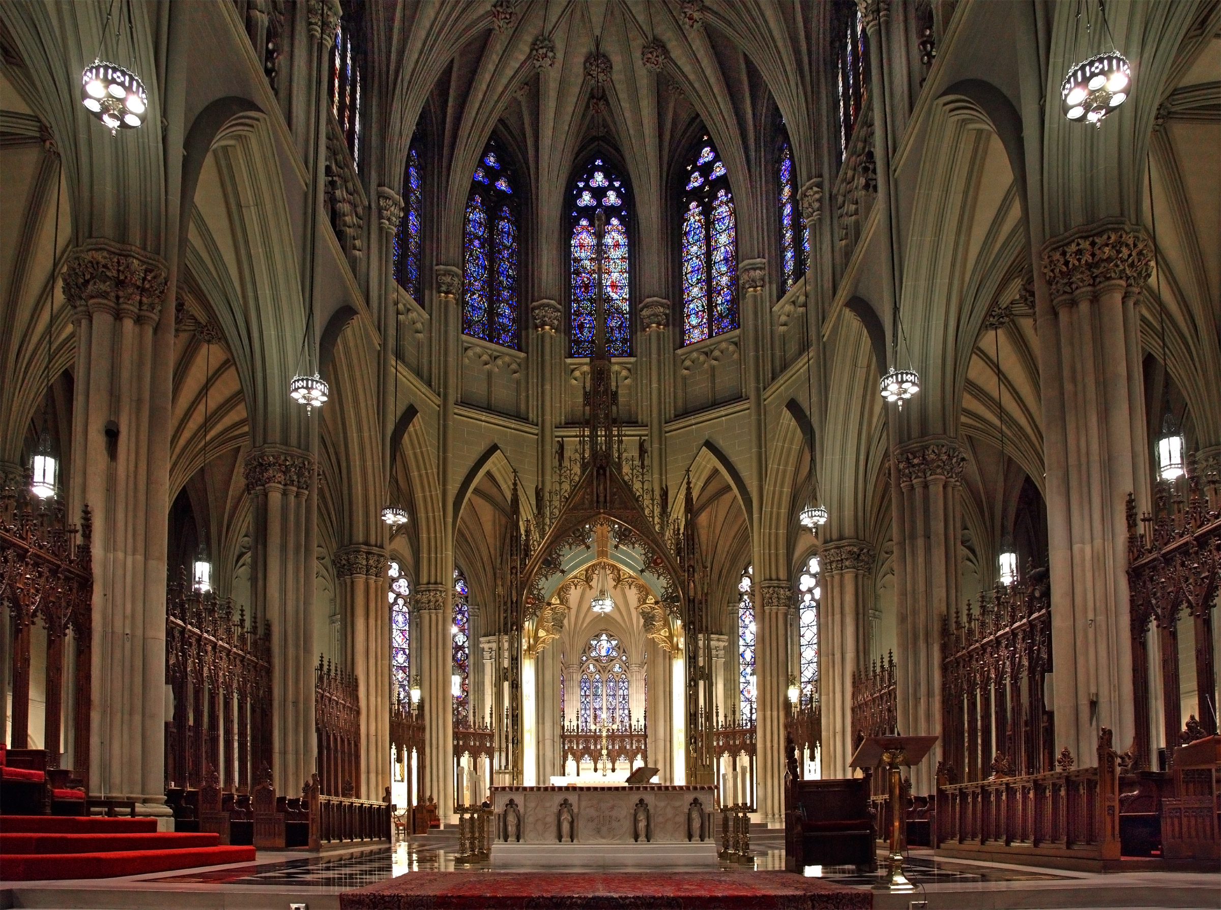 All'interno di St-Paul Cathedral di New York...