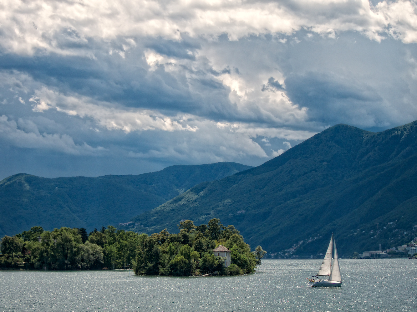 Lago Maggior. In barca verso la Svizzera...