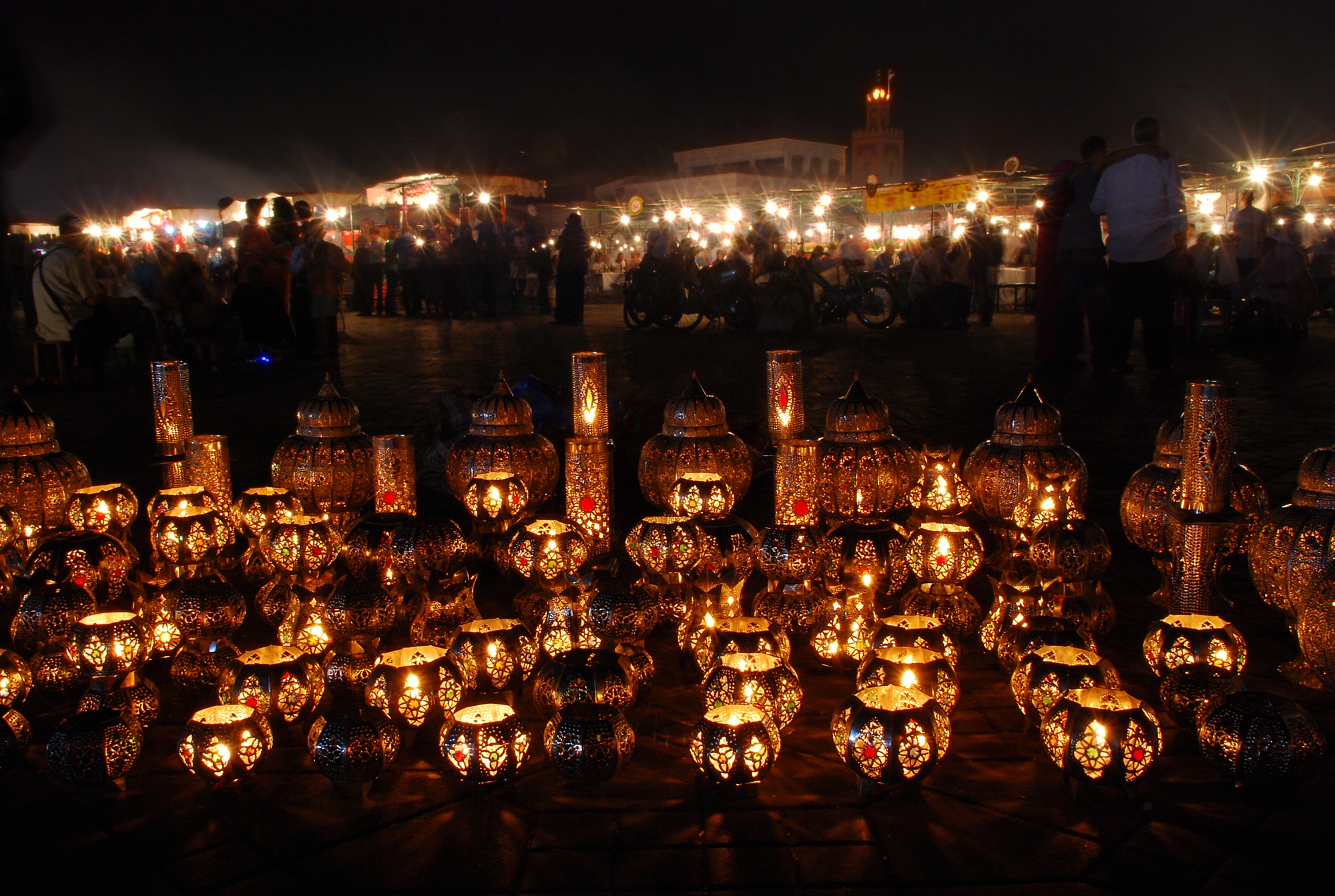 Lanterne e vita notturna in piazza Jemaa El Fna...
