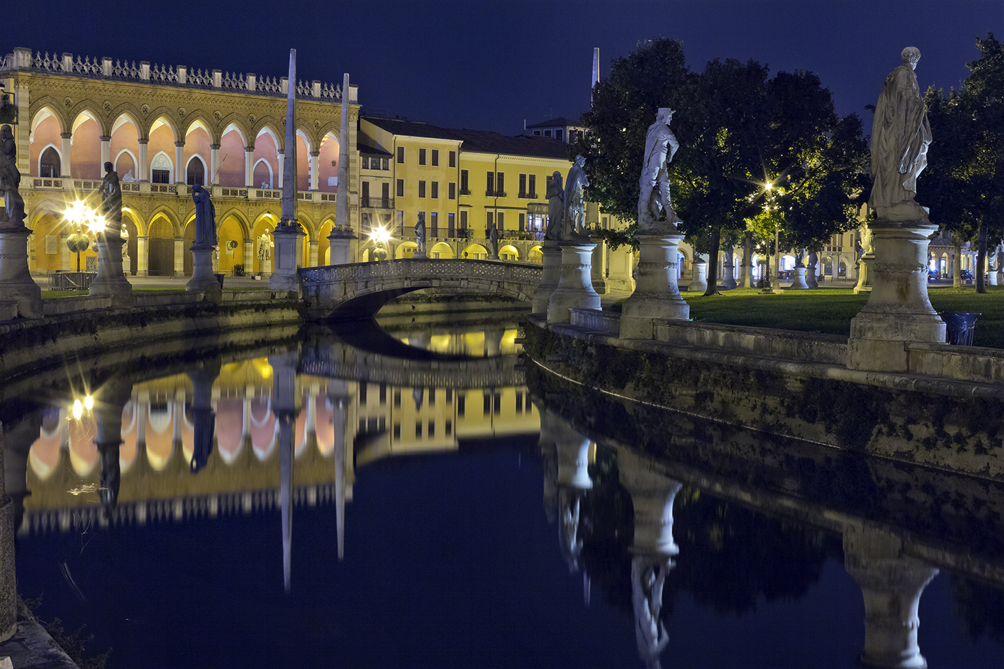 Padova - Prato della Valle. Notturno...