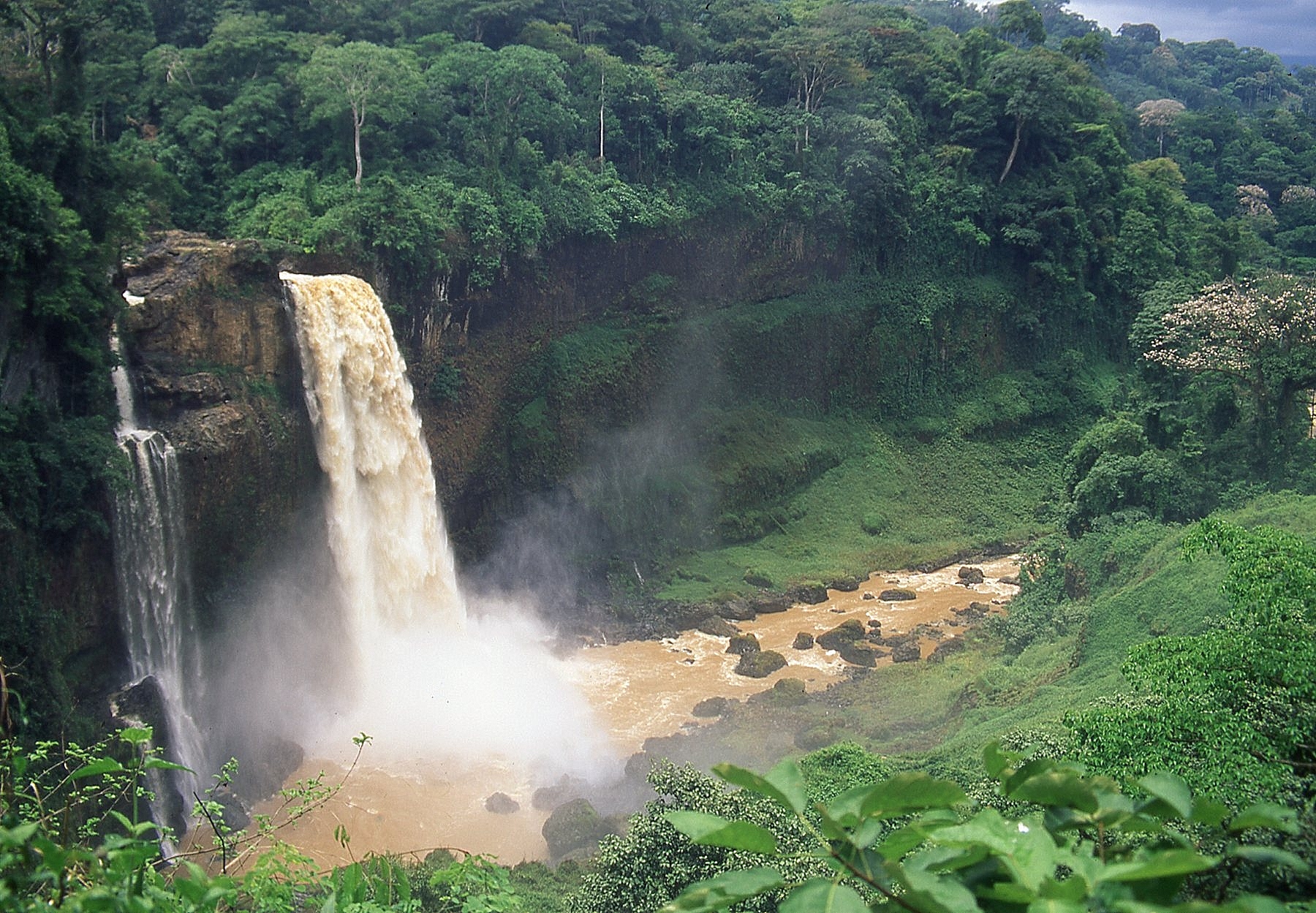 Cameroon: waterfall Ekom...