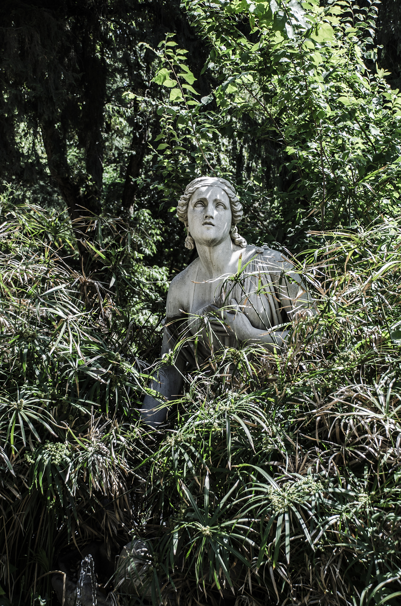 Statua nel verde a Villa Borghese...