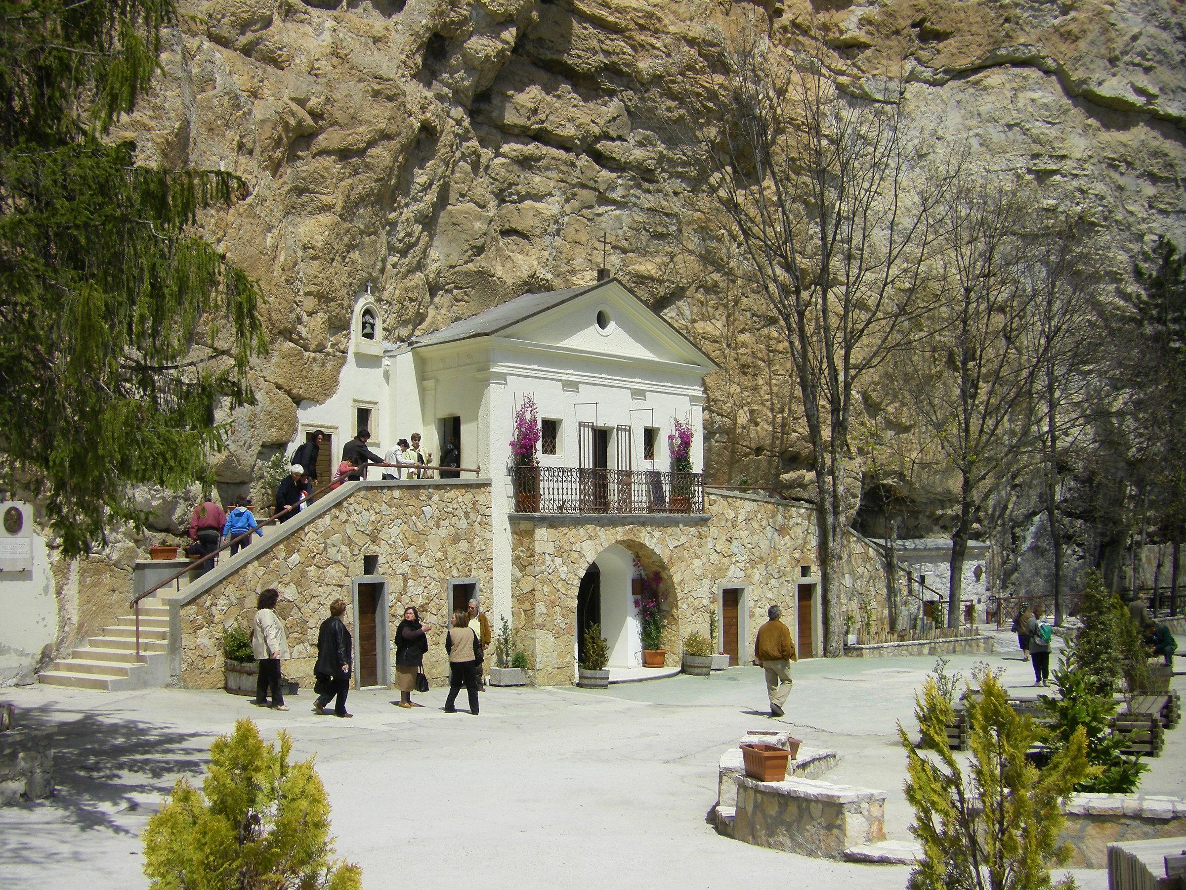 La chiesa nella roccia-Santuario SS.Trinità-Vallepietra...