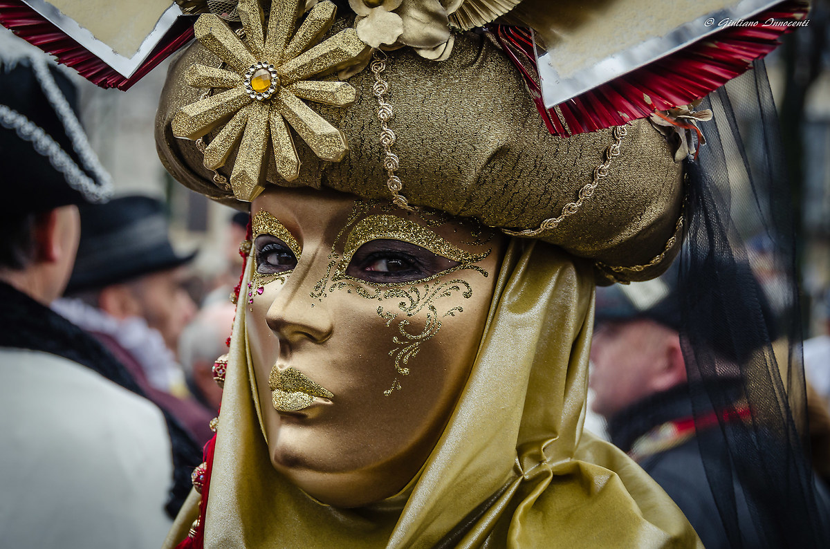 gli occhi della maschera...