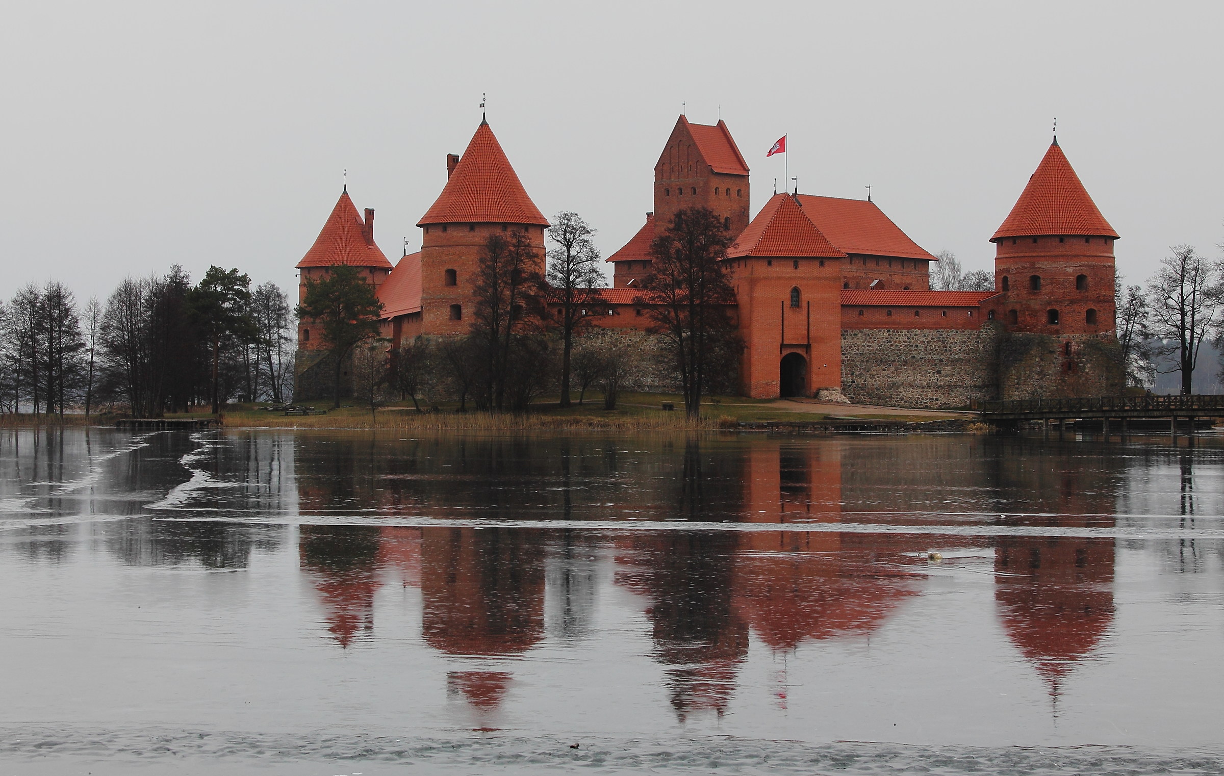 The castle of Trakai and the frozen lake...