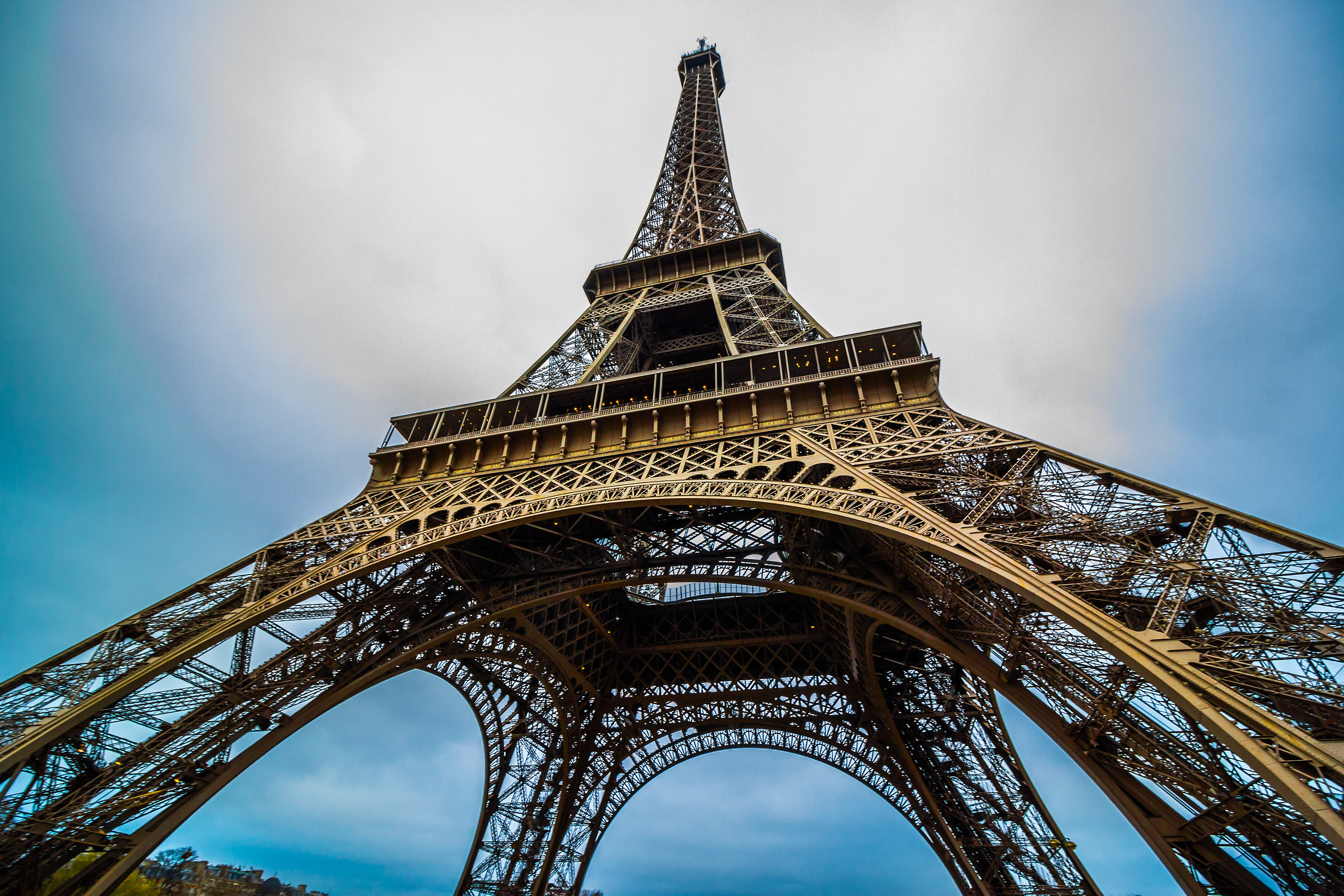 Tour Eiffel in contro luce esagerato...