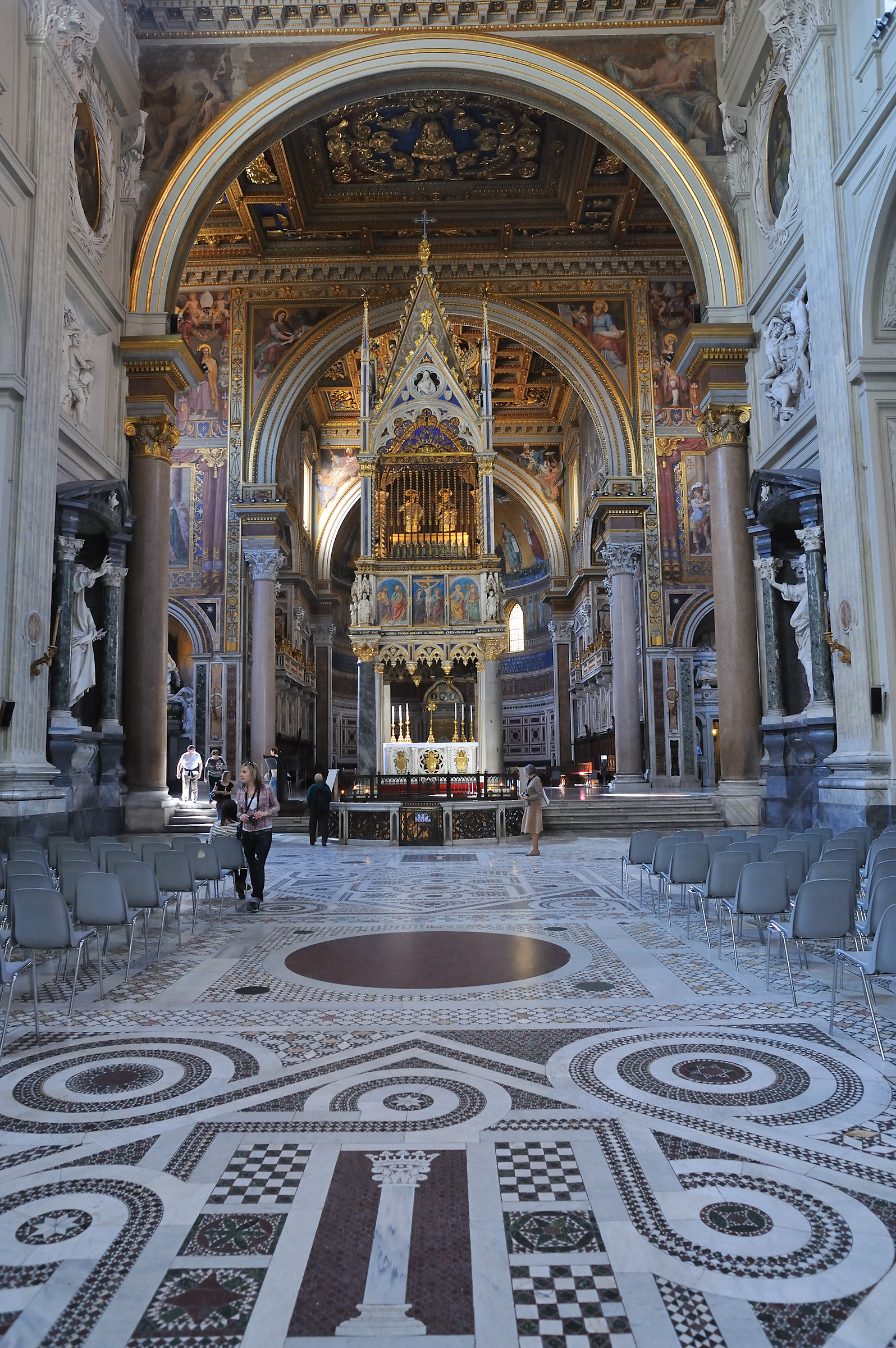 Roma-Interno Basilica S.Giovanni in Laterano...