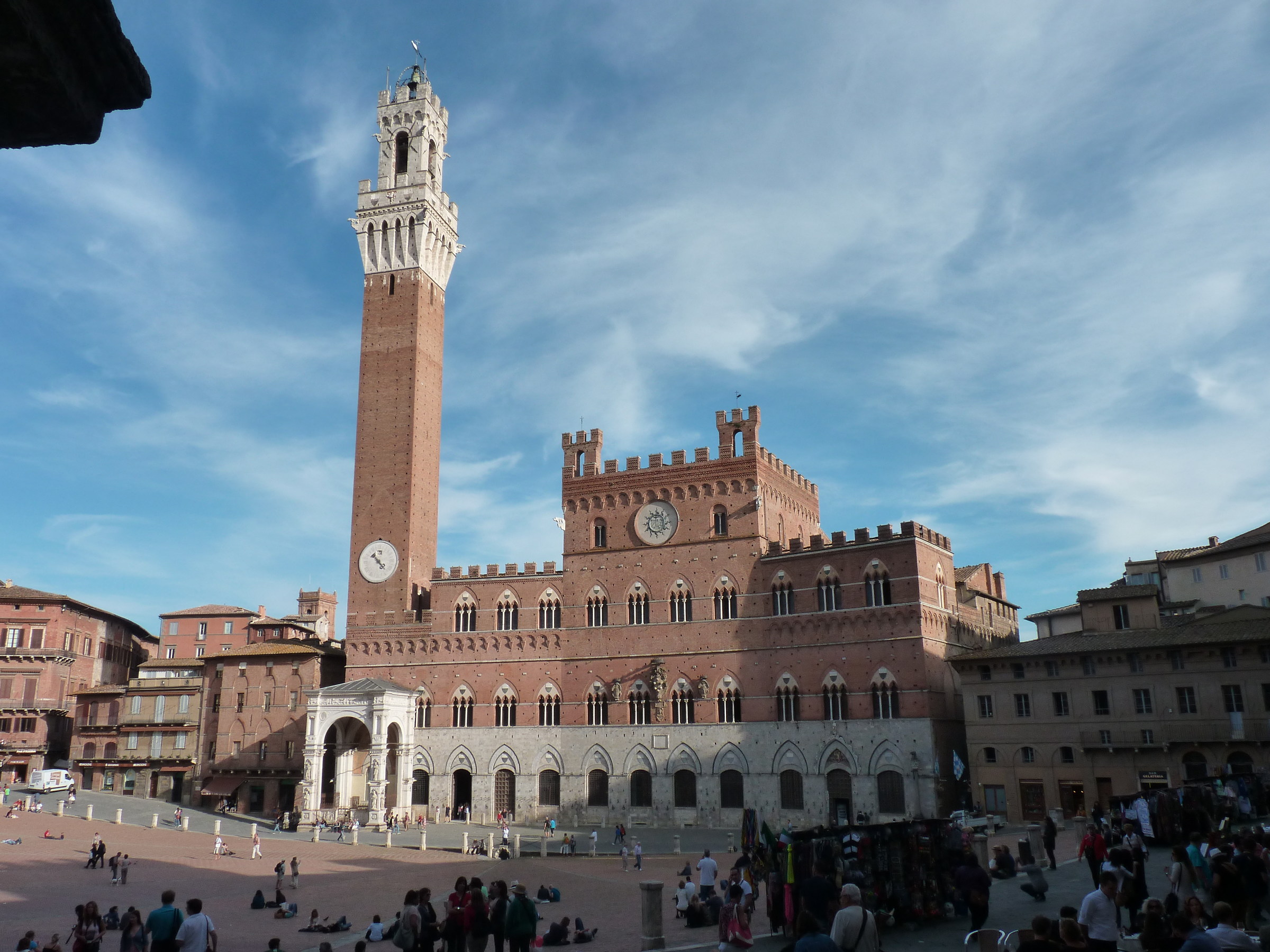 Siena, palazzo pubblico  e scorcio di piazza del campo...