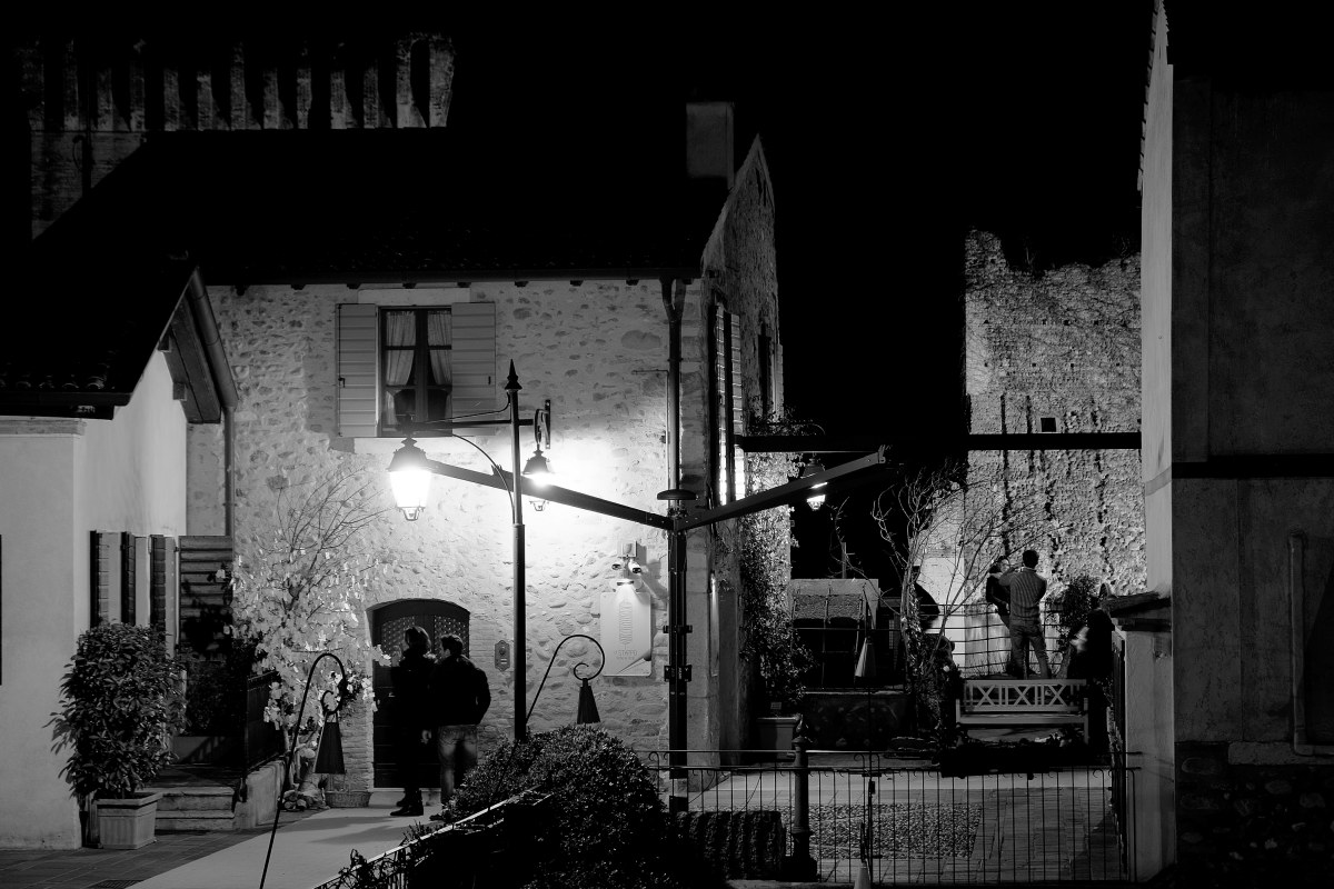 Borghetto sul Mincio, passeggiata notturna nel borgo >...