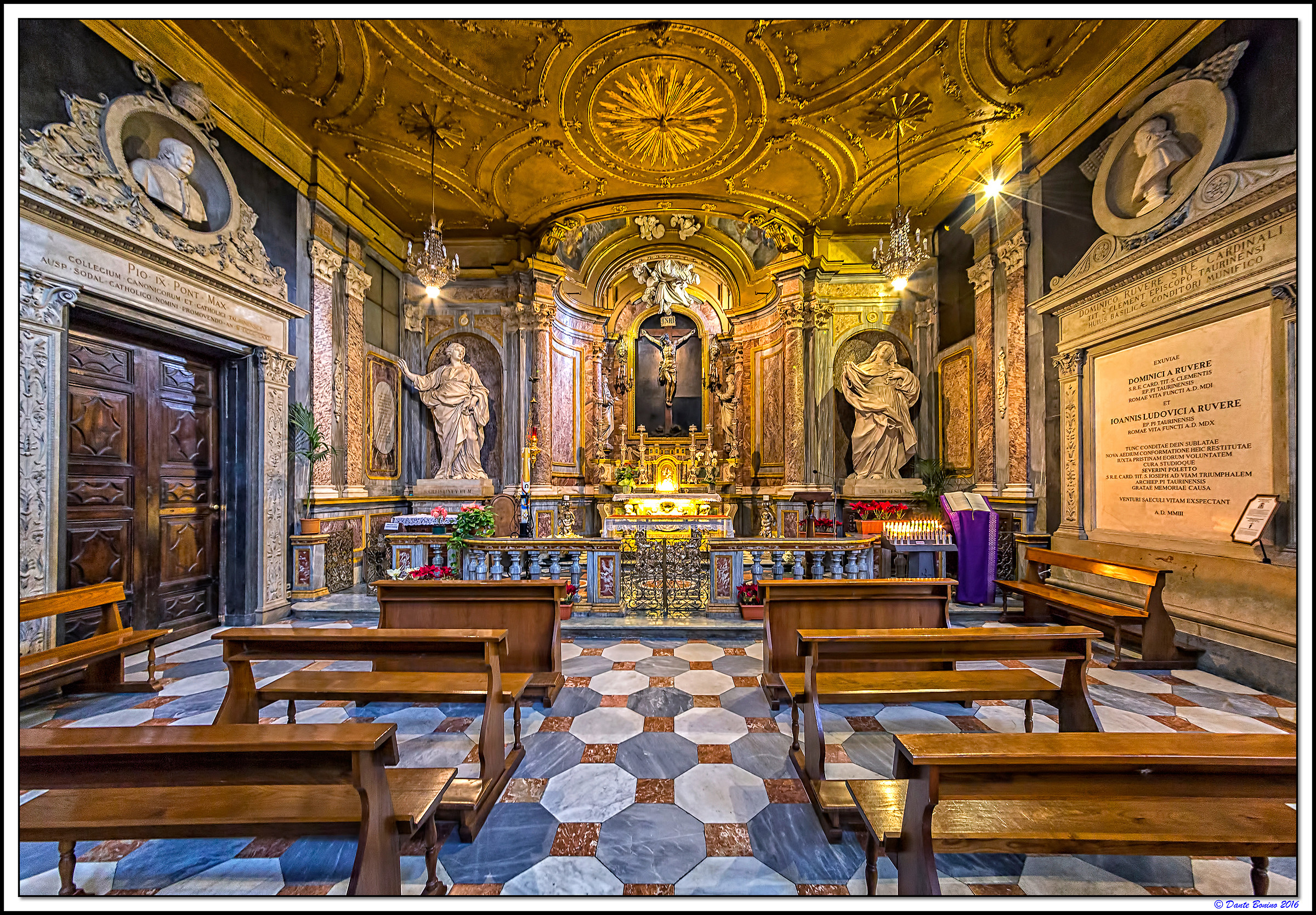 Turin Cathedral: The altar of the Crucifix...