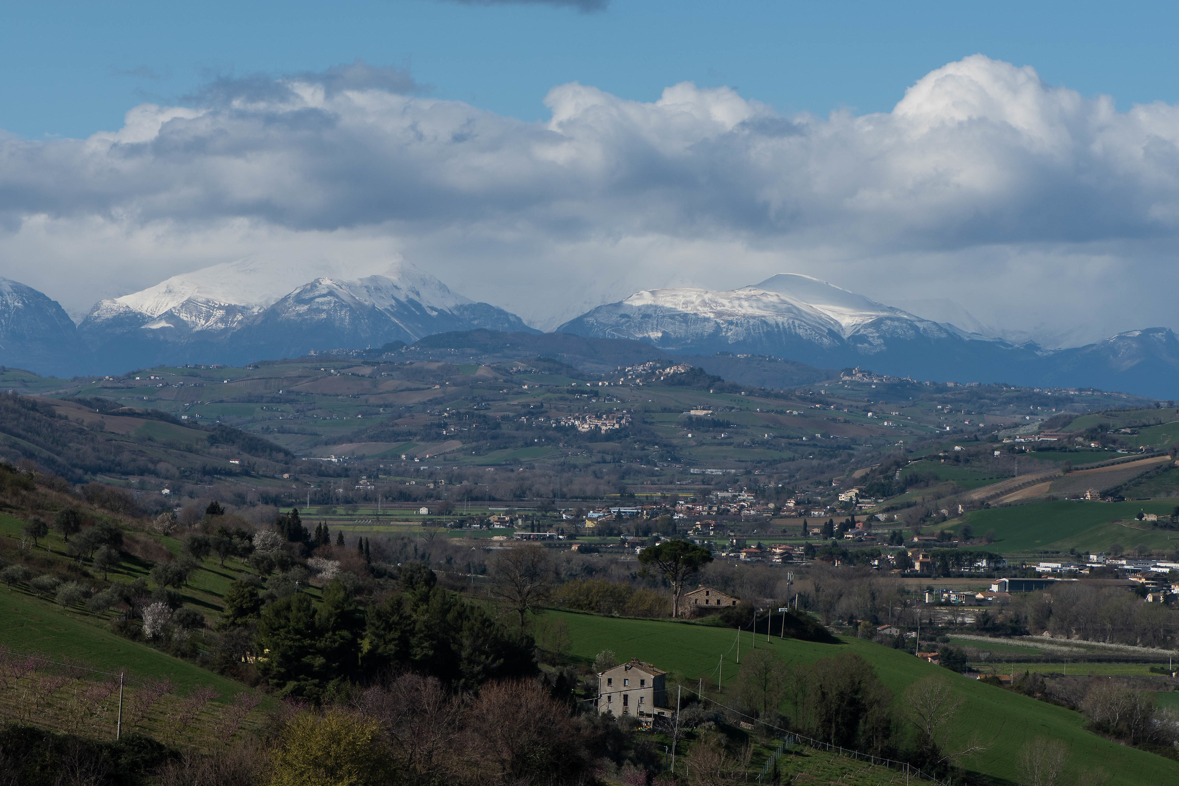 La Valle del fiume Aso con vista dei Monti Sibillini...