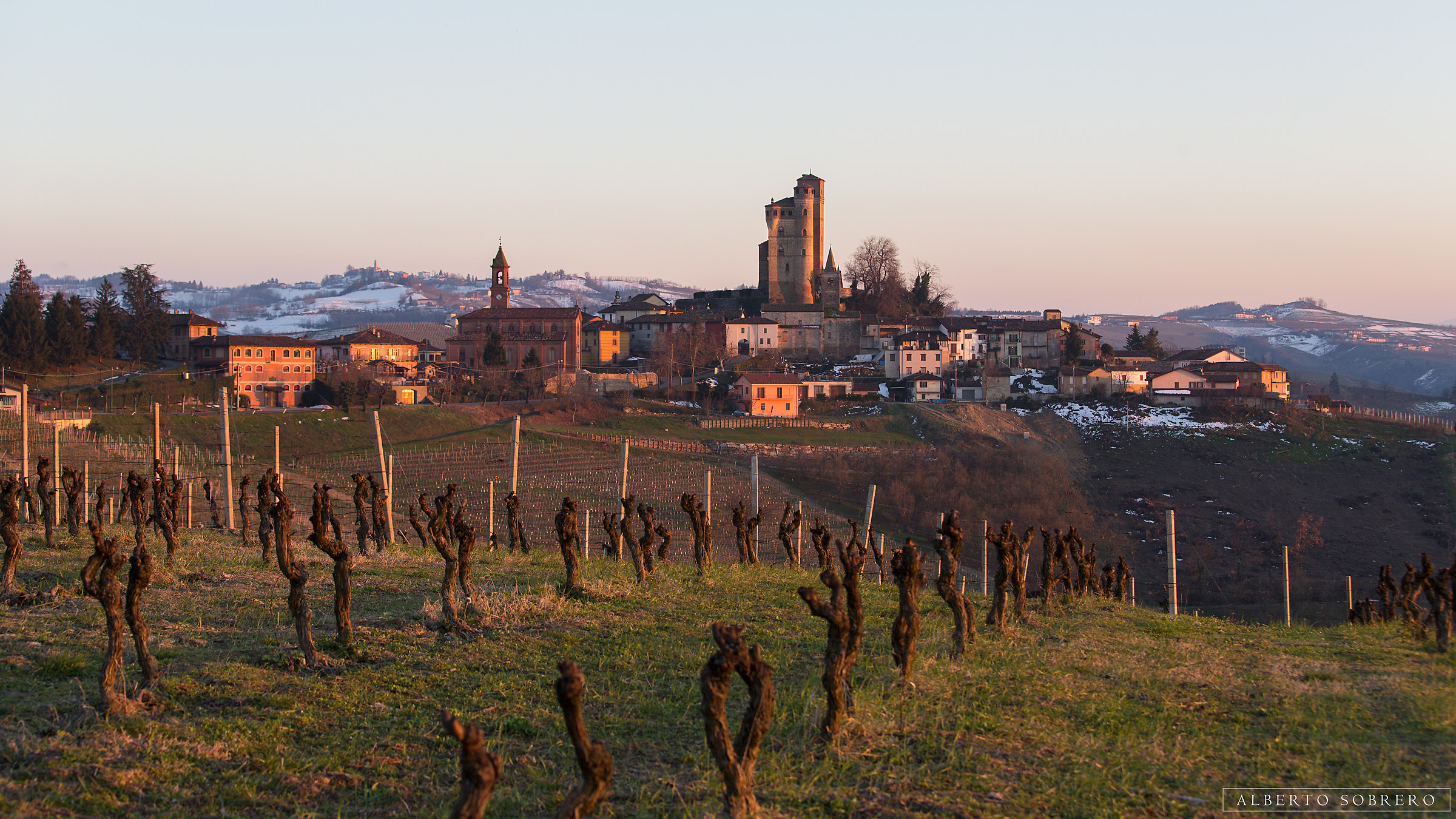 Serralunga: tramonto d'inverno nelle vigne...