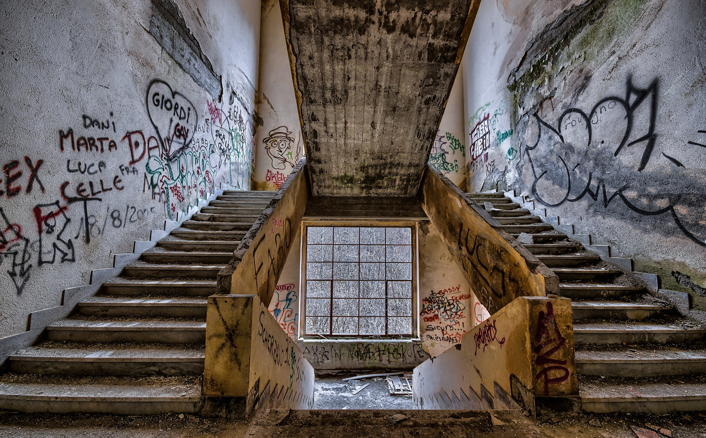 Rovegno ... the dell'eccidio colony d 'entrance staircase...