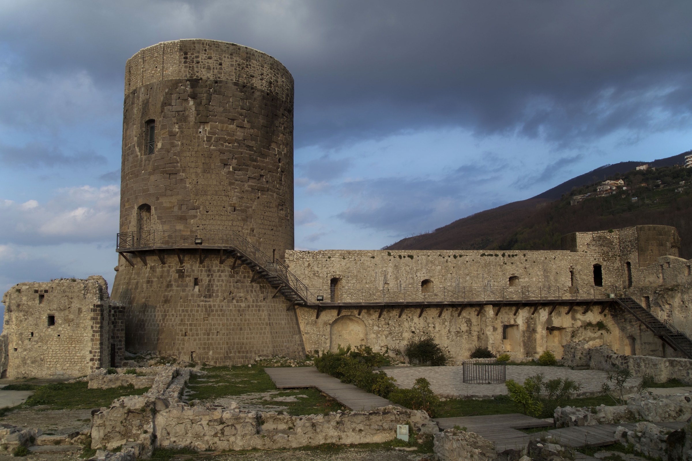 Torre del castello di Lettere...
