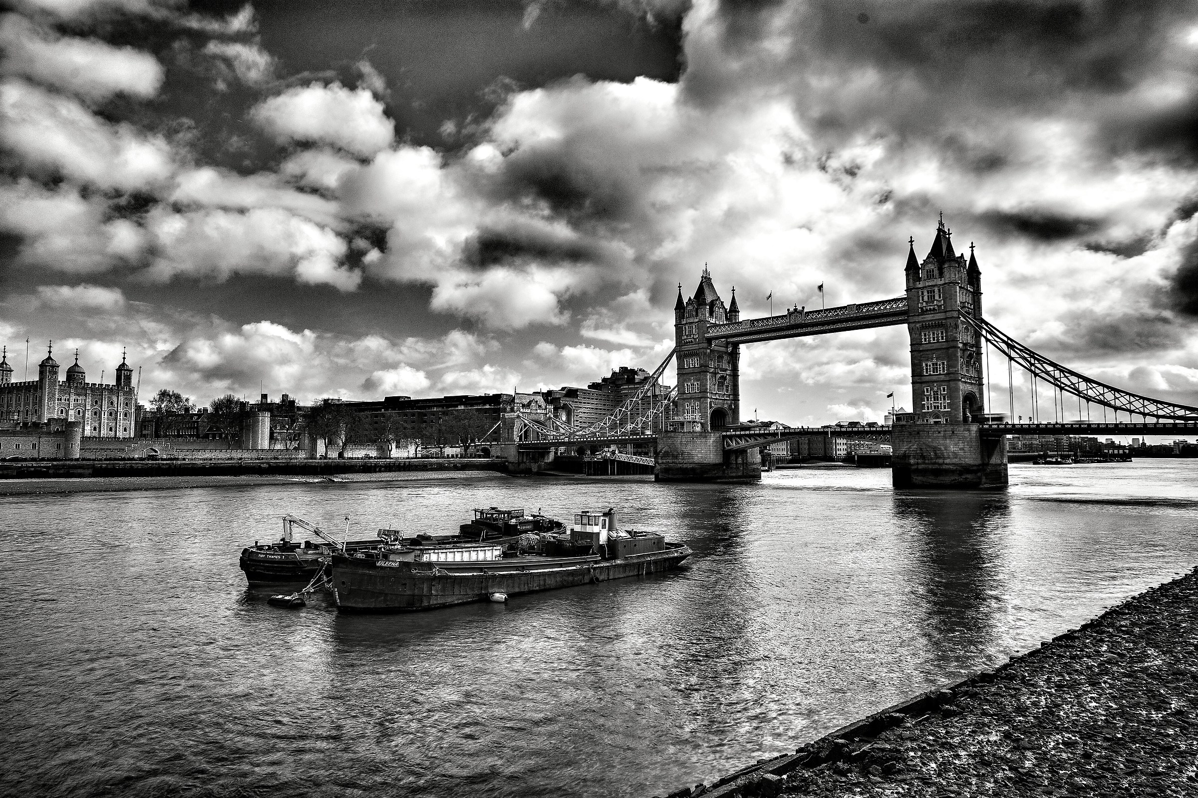 London - Tower Bridge in B / N...