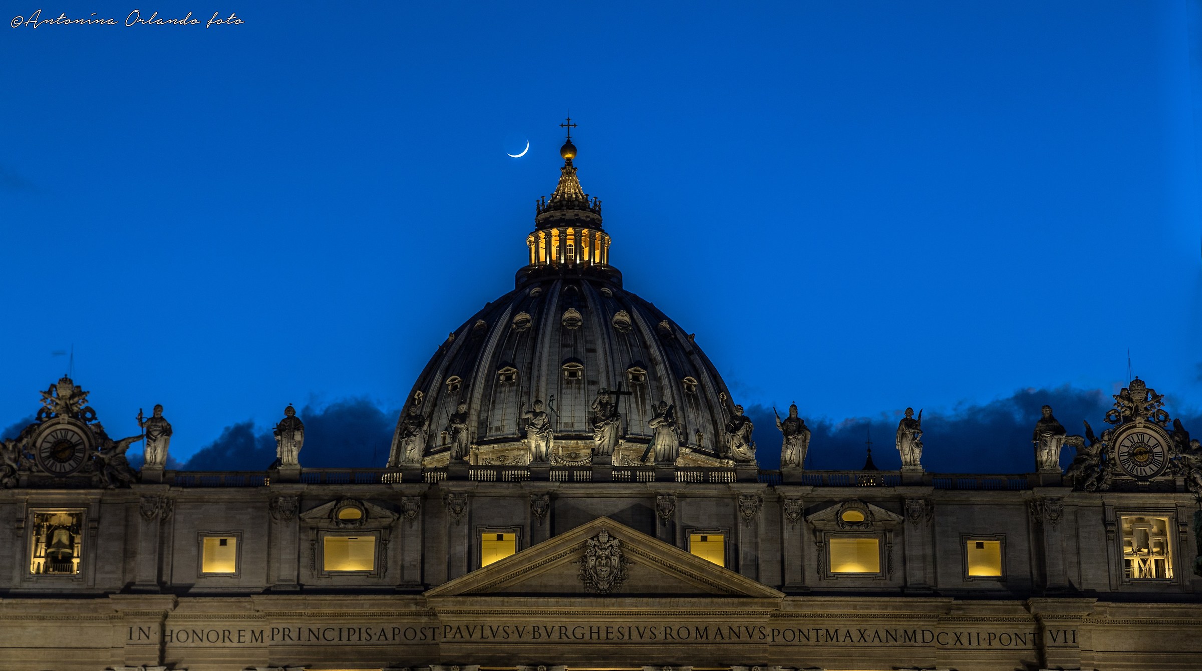 Roma : il cupolone , l'ora blu e la luna !!...