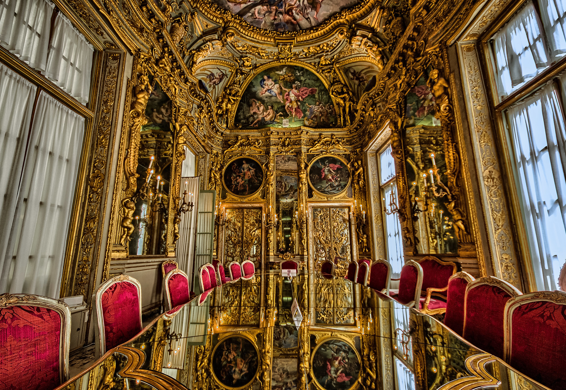 A table reflecting the history, palace Tobia Pallavicino...