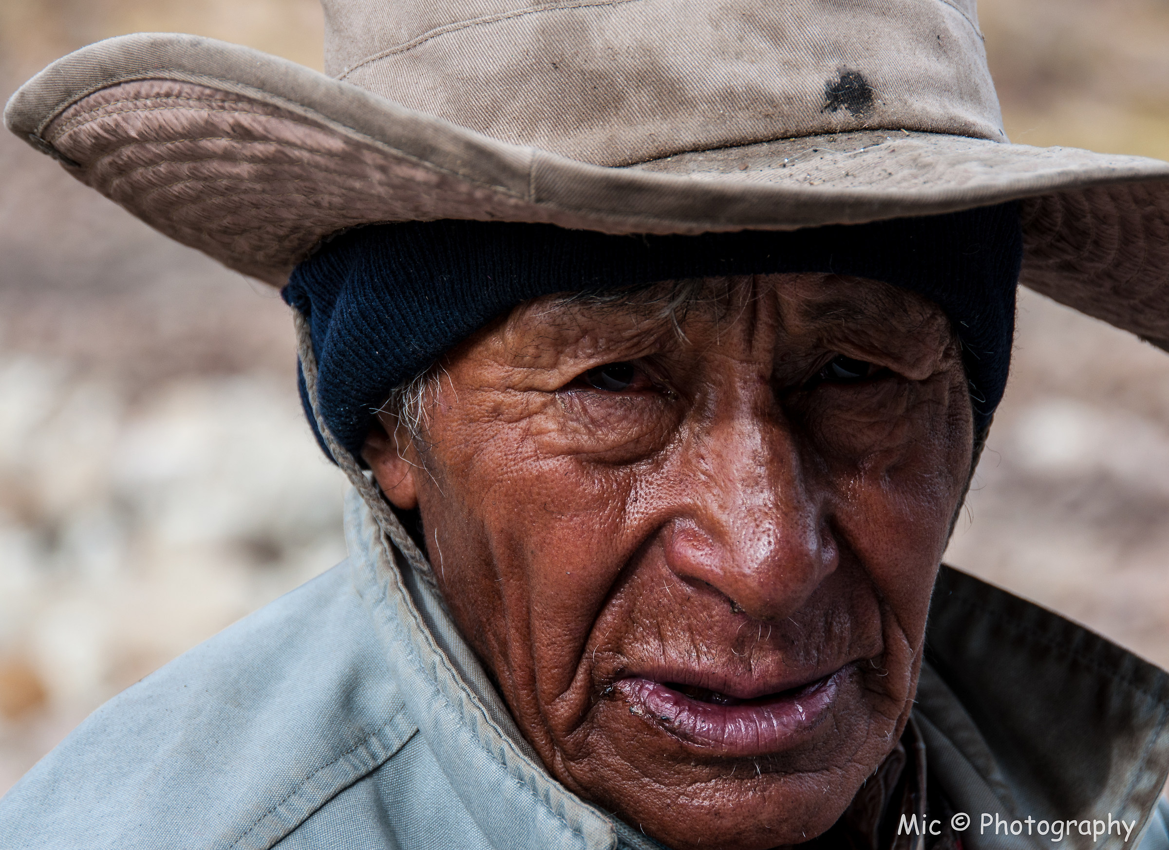 Chewing coca...