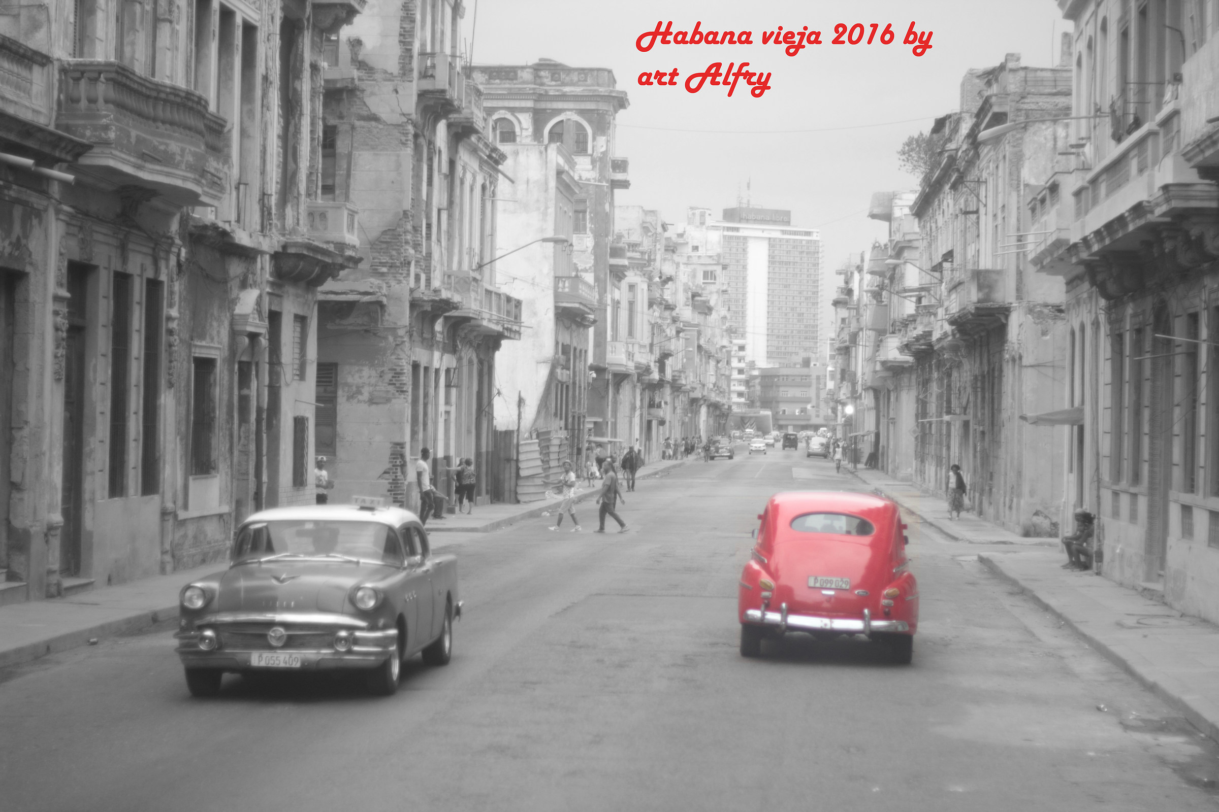 Almendrones rojos en la Habana vieja 2016...
