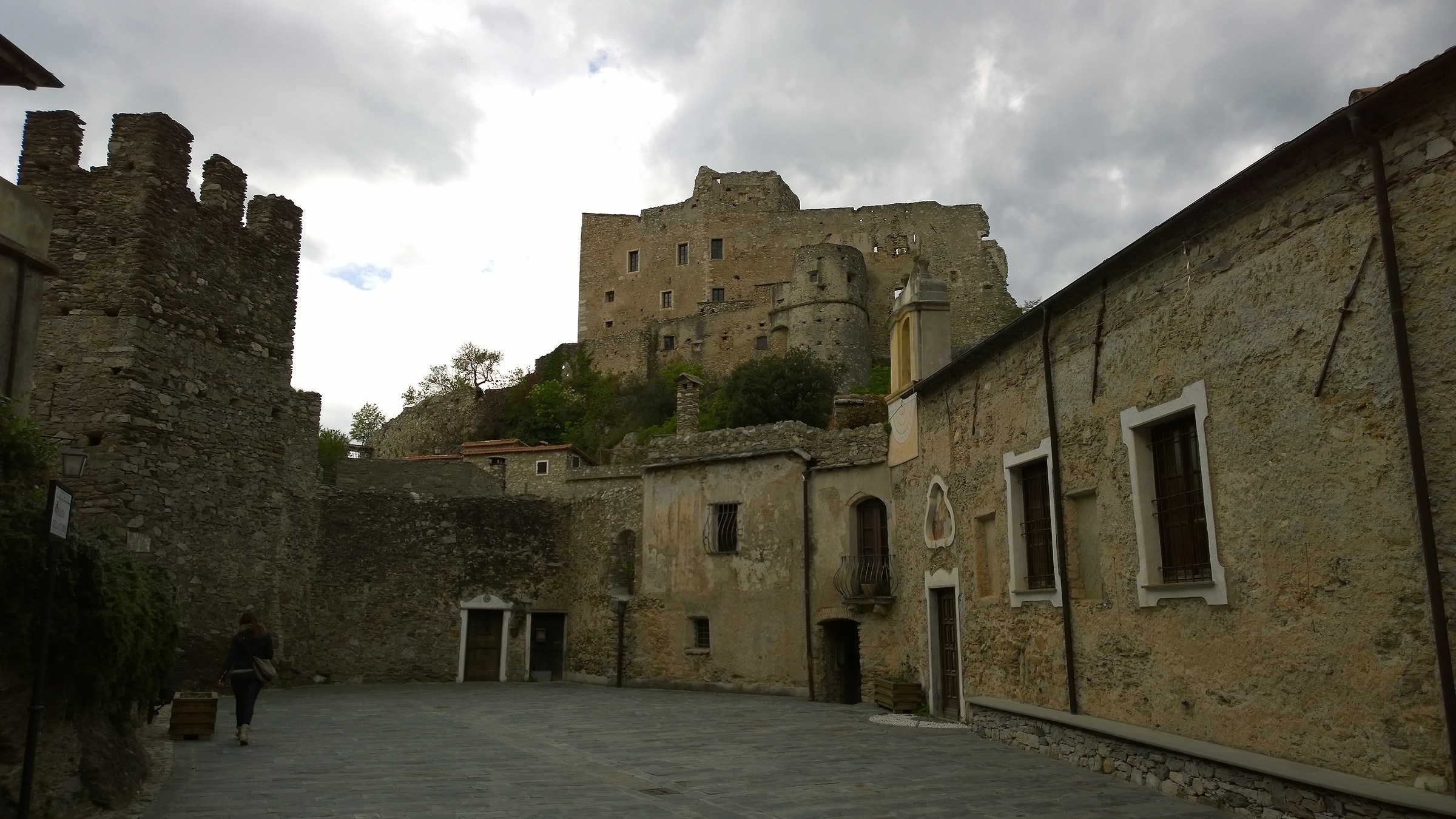 the castle of Castelvecchio di Rocca Barbena (sv)...