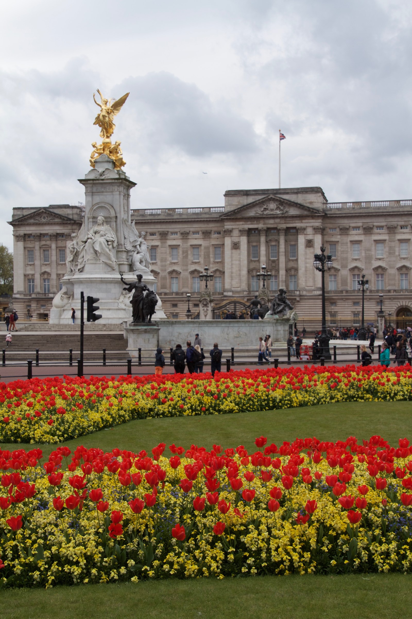 Buckingham Palace con il Victoria Memorial e i tulipani...