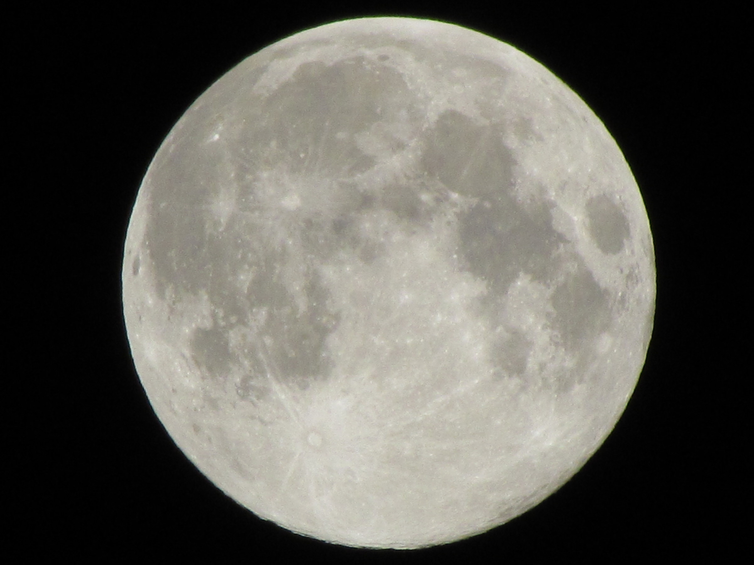 Full Moon on 14/08/2011 from Euboea, Greece...
