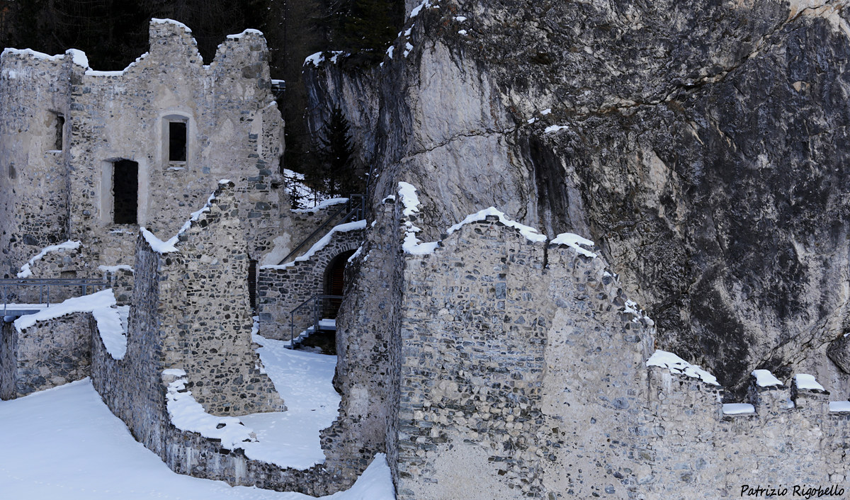 Il castello di Andràz sotto la neve...