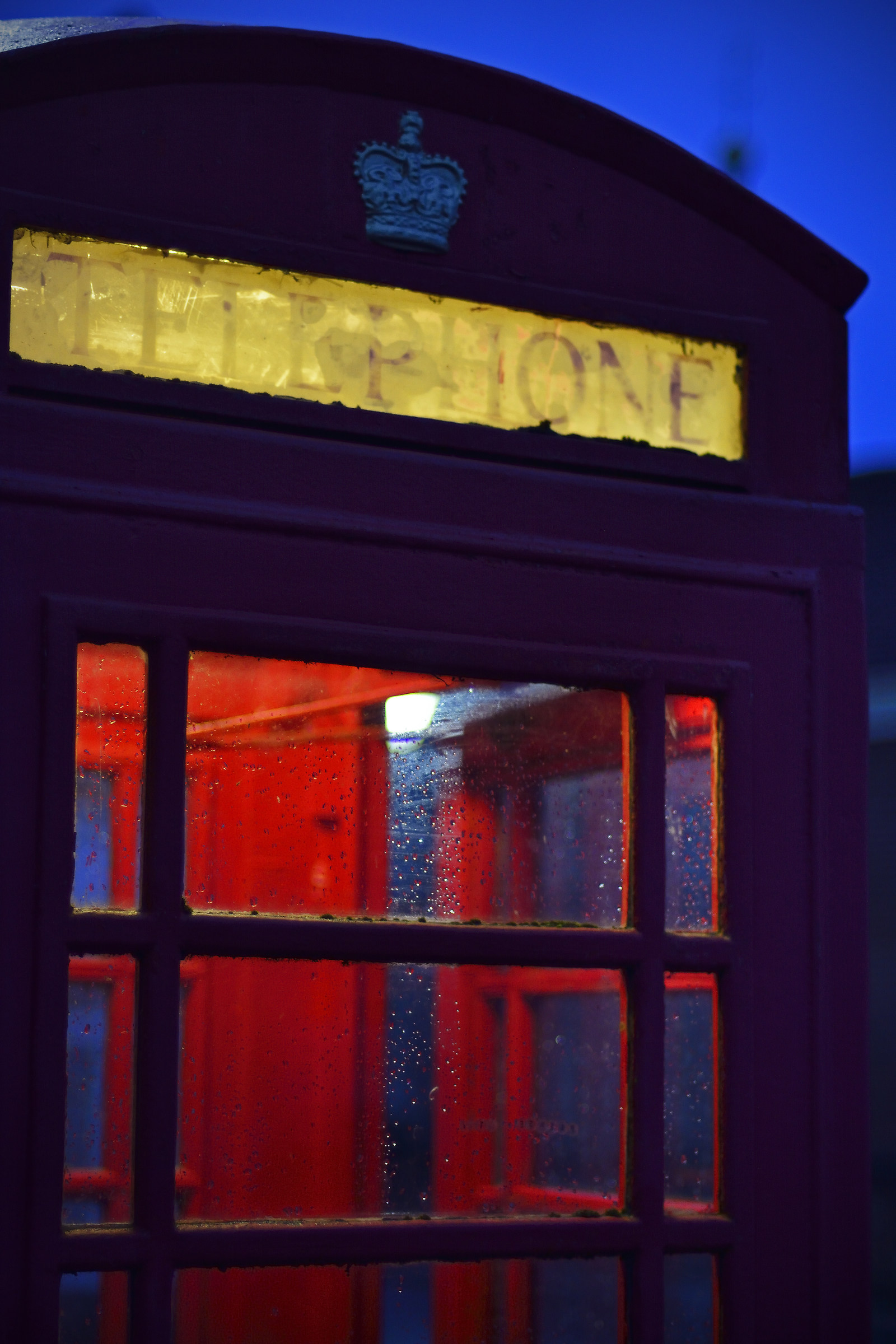Old Box britannico Telefono al crepuscolo...