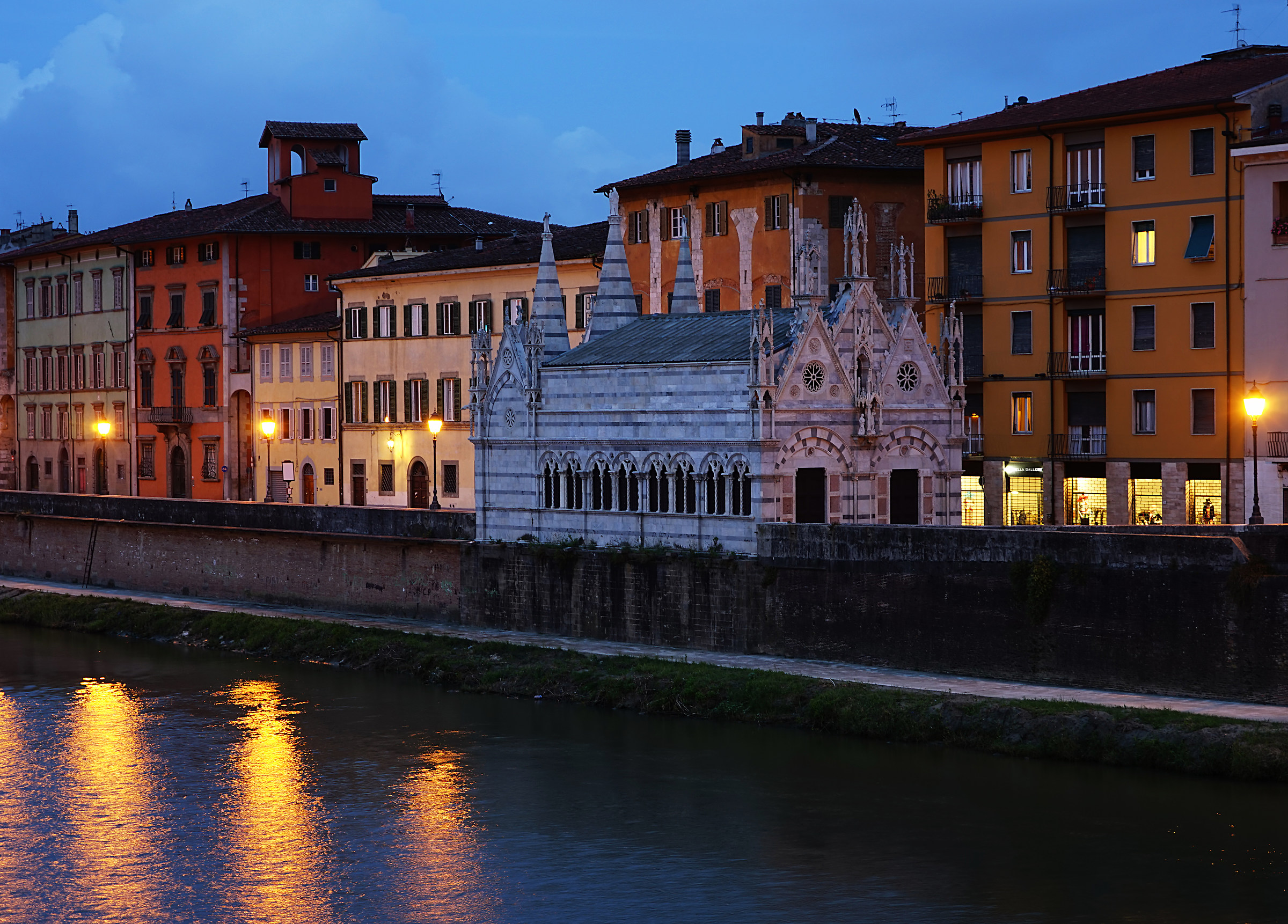 Lungarno a Pisa e Chiesa della Spina...