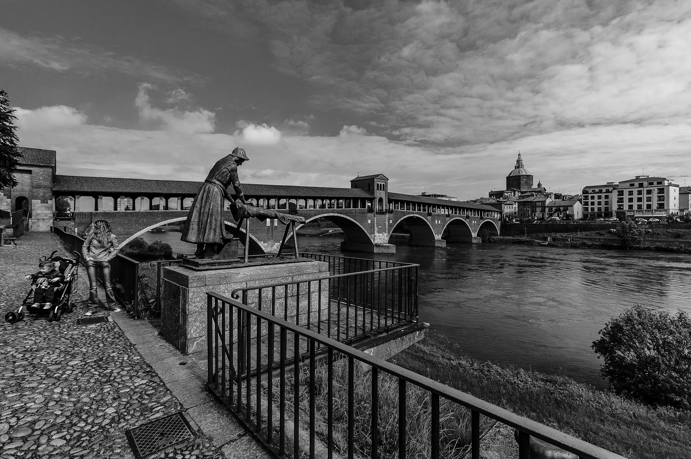 Pavia Covered Bridge and laundress B / N...