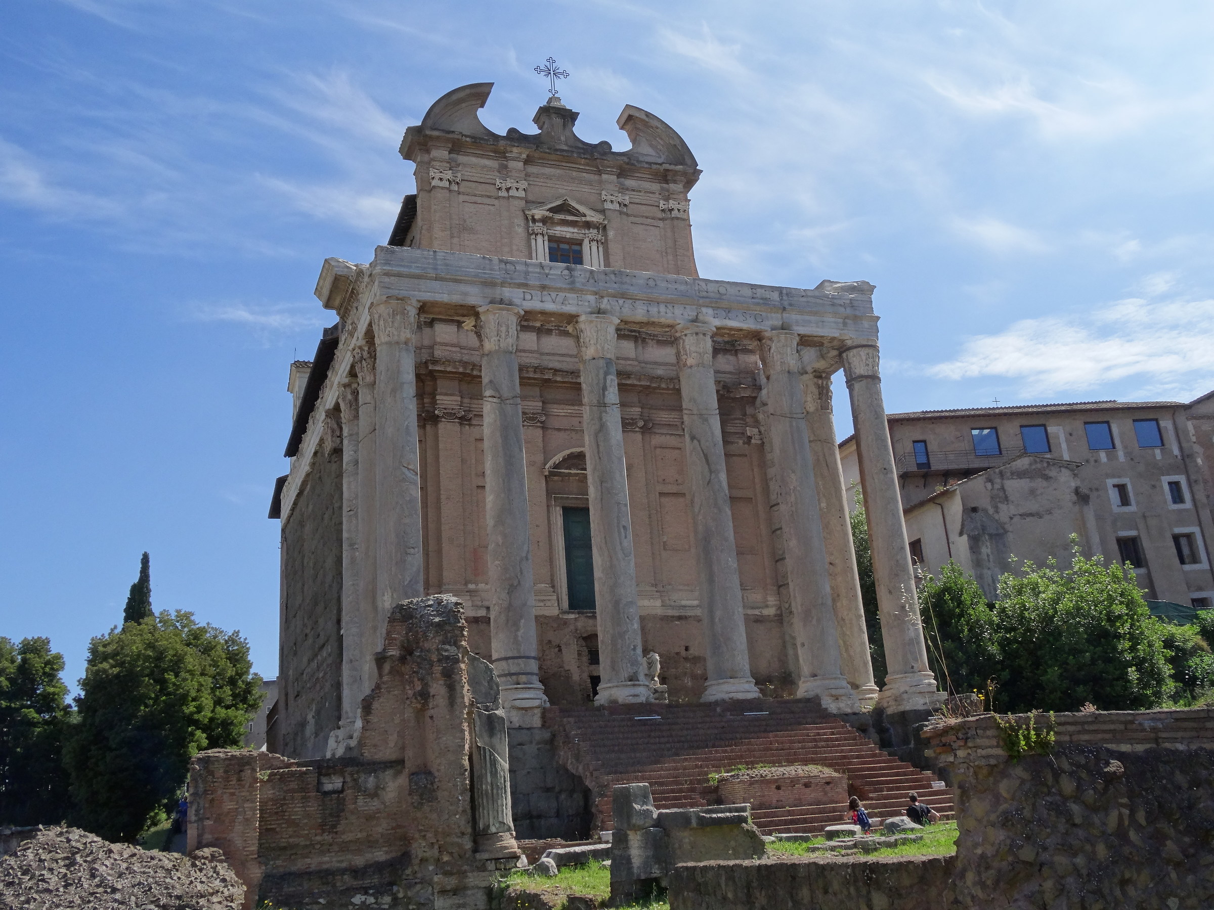 Tempio di Antonino e Faustina (San Lorenzo in Miranda)...