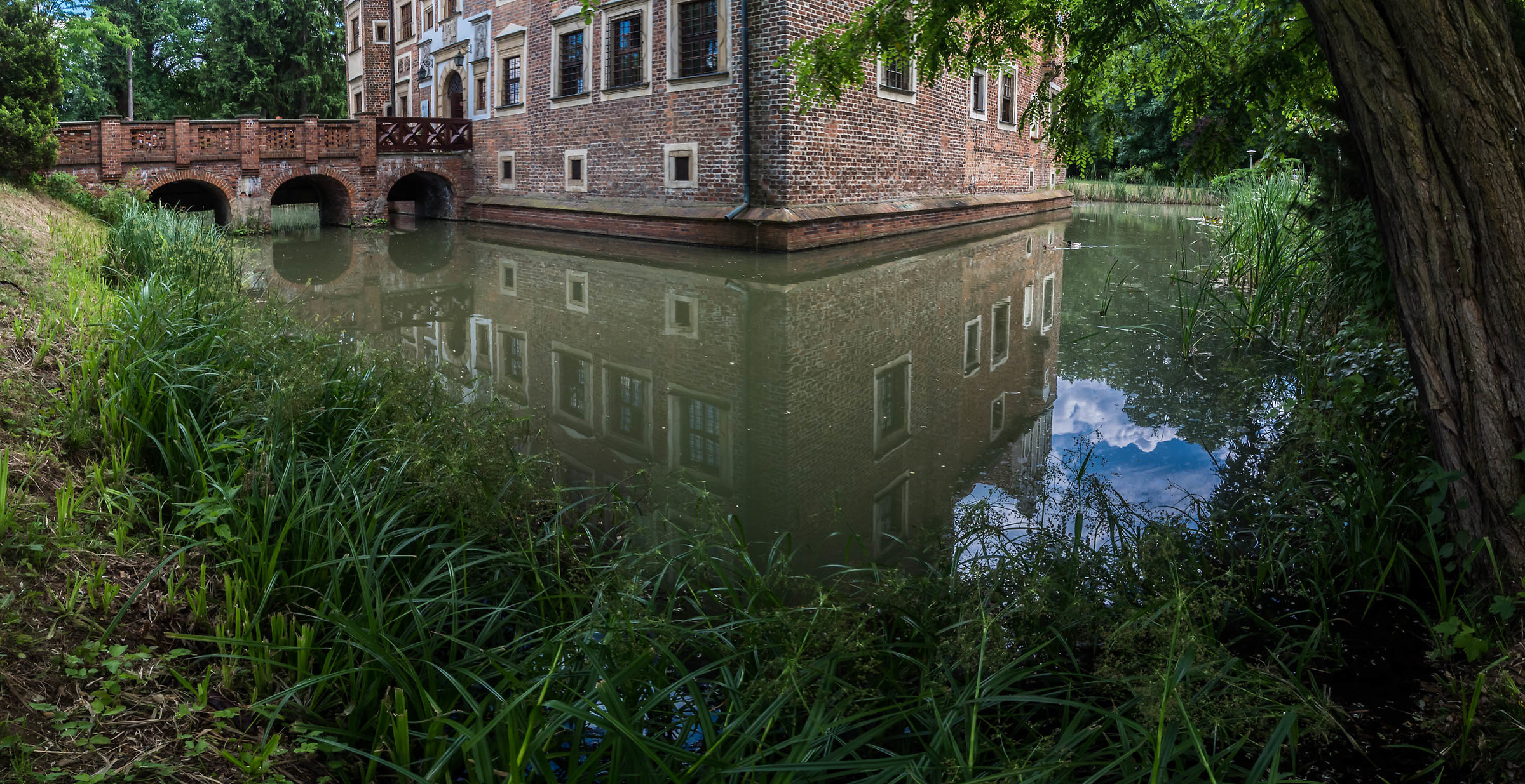 Castle on water. Wojnowice...
