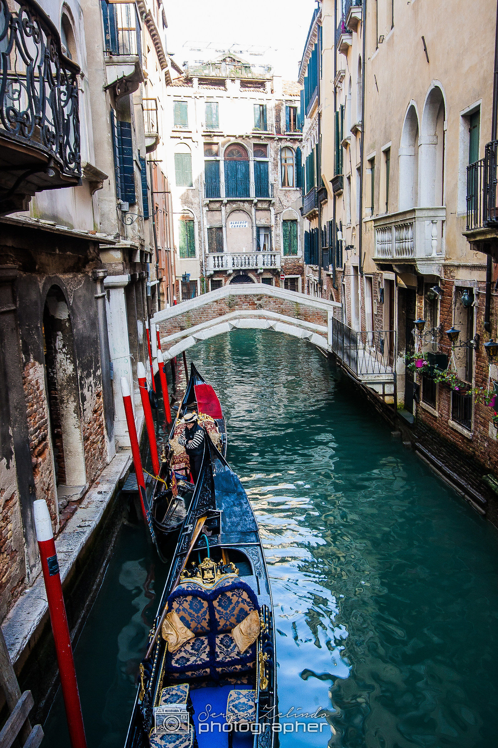 lone gondolier...