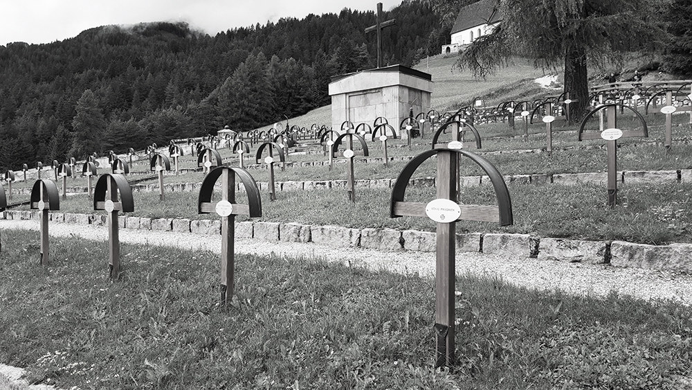 vigo di fassa:cimitero militare austro -ungarico in b/n...