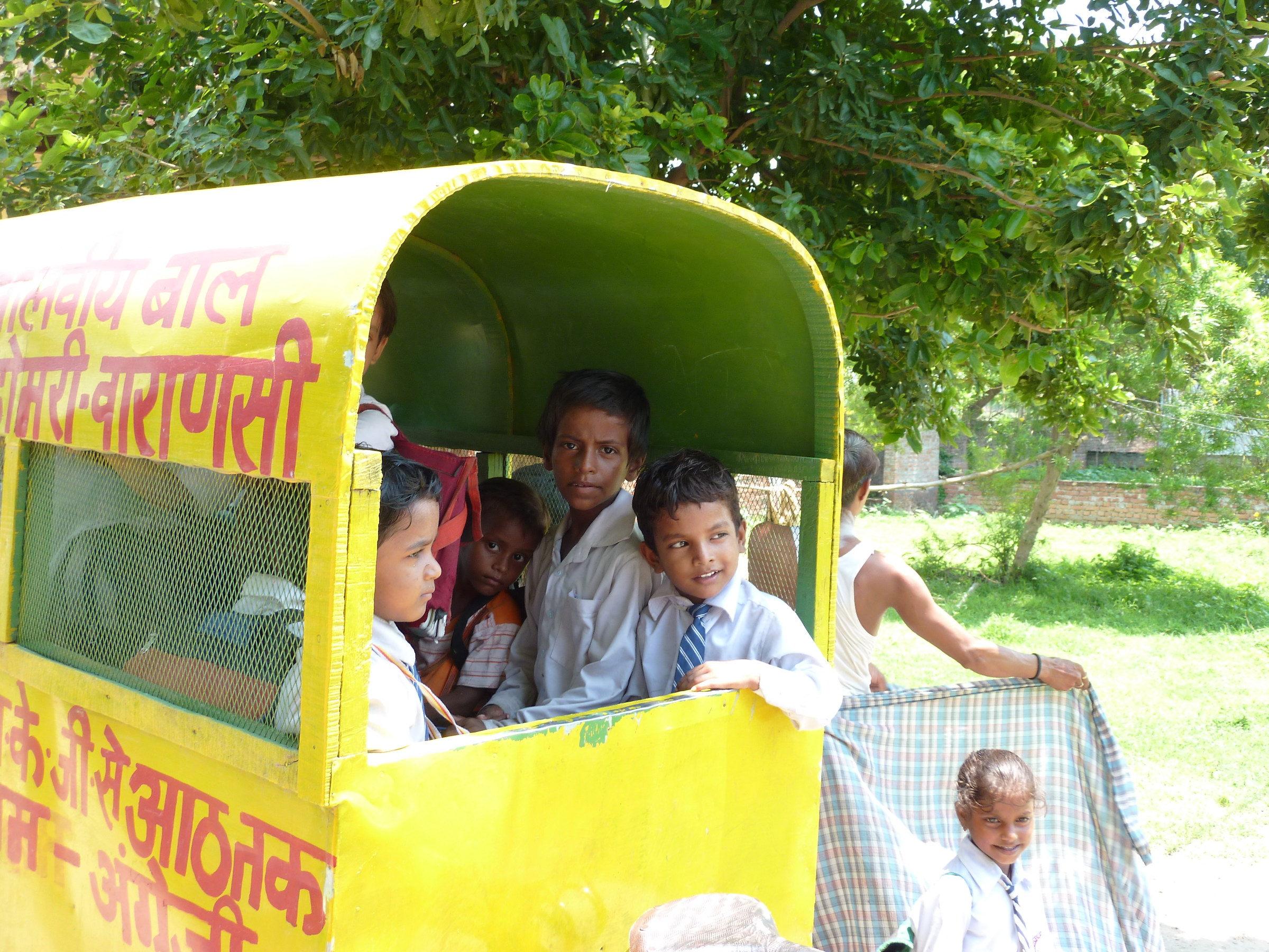 Varanasi_Oltre il Gange_Scuolabus...