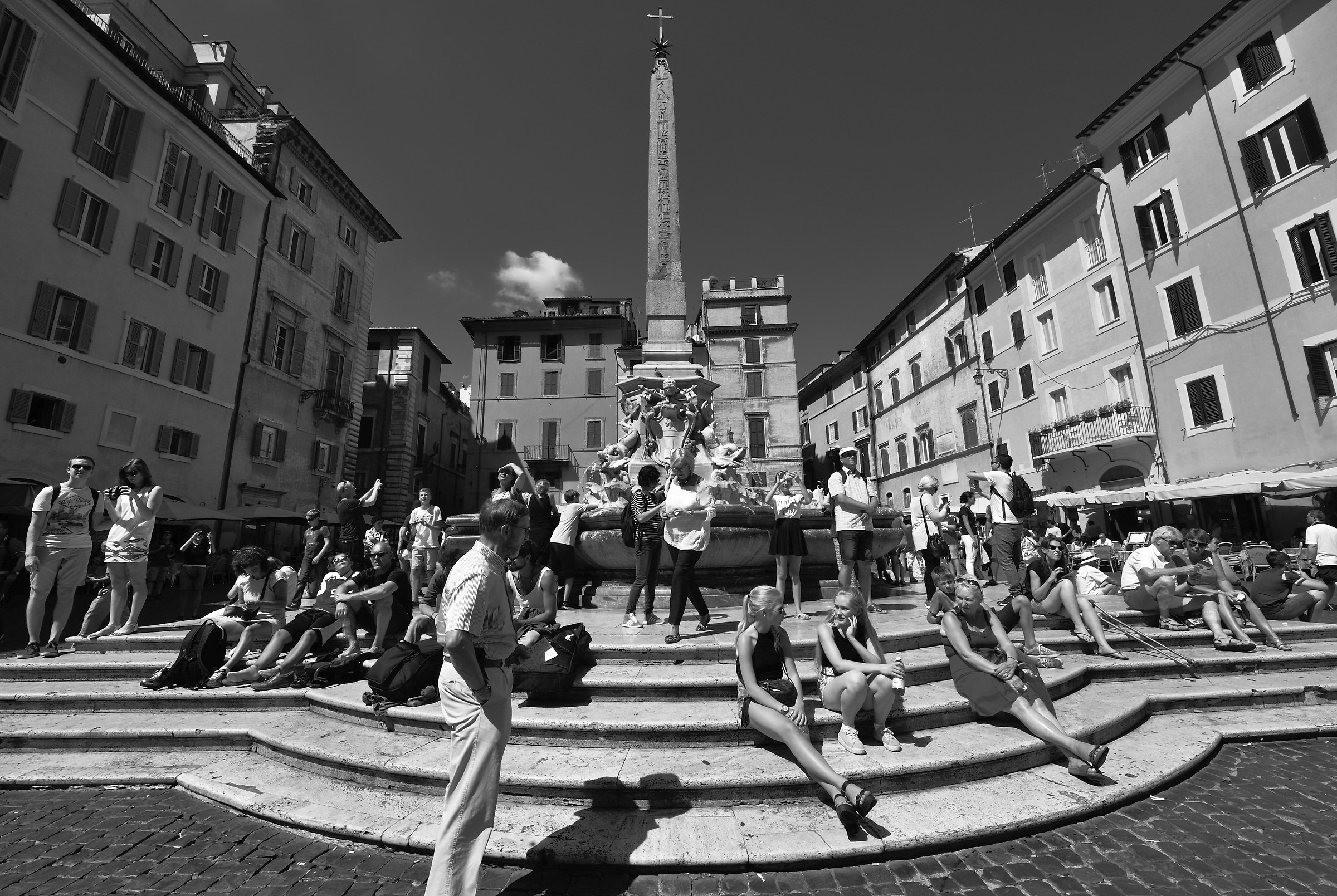 Roma-Il "guardone" a Piazza della Rotonda...