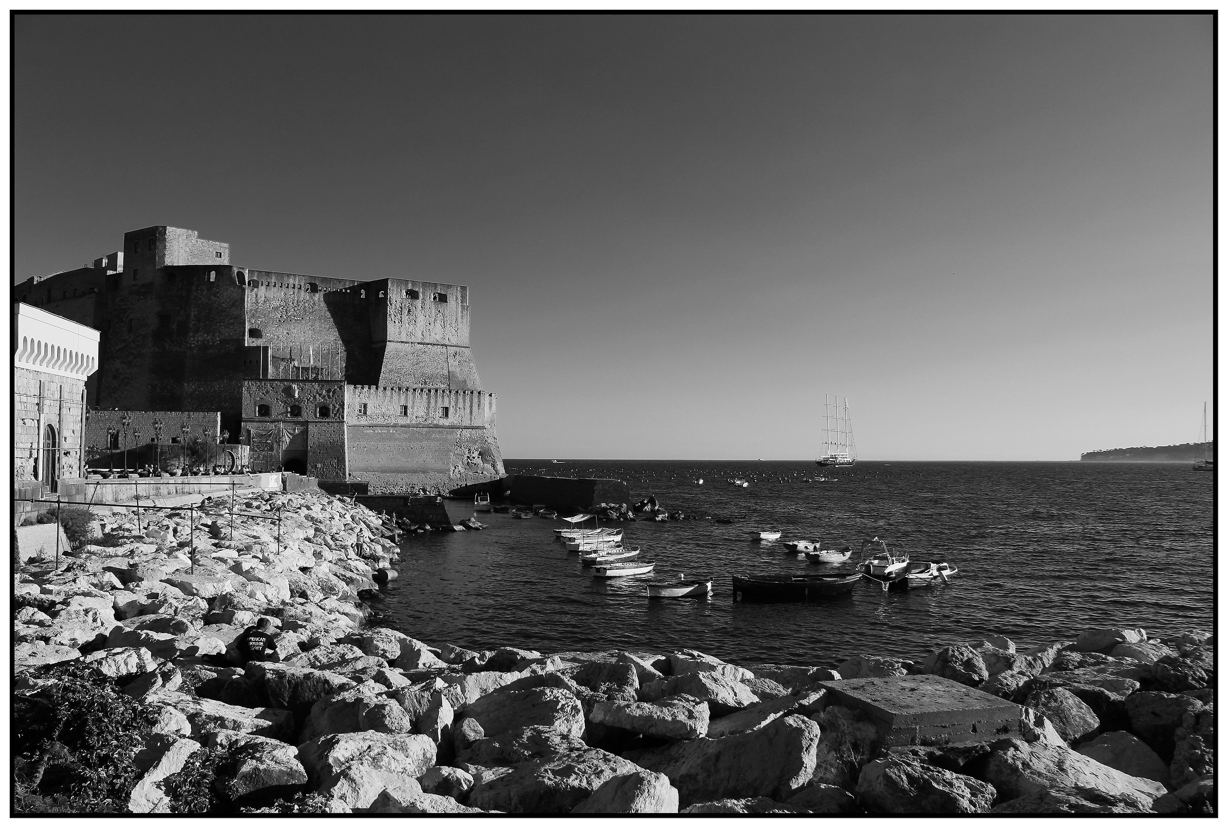 Castel dell'Ovo in monocromo...