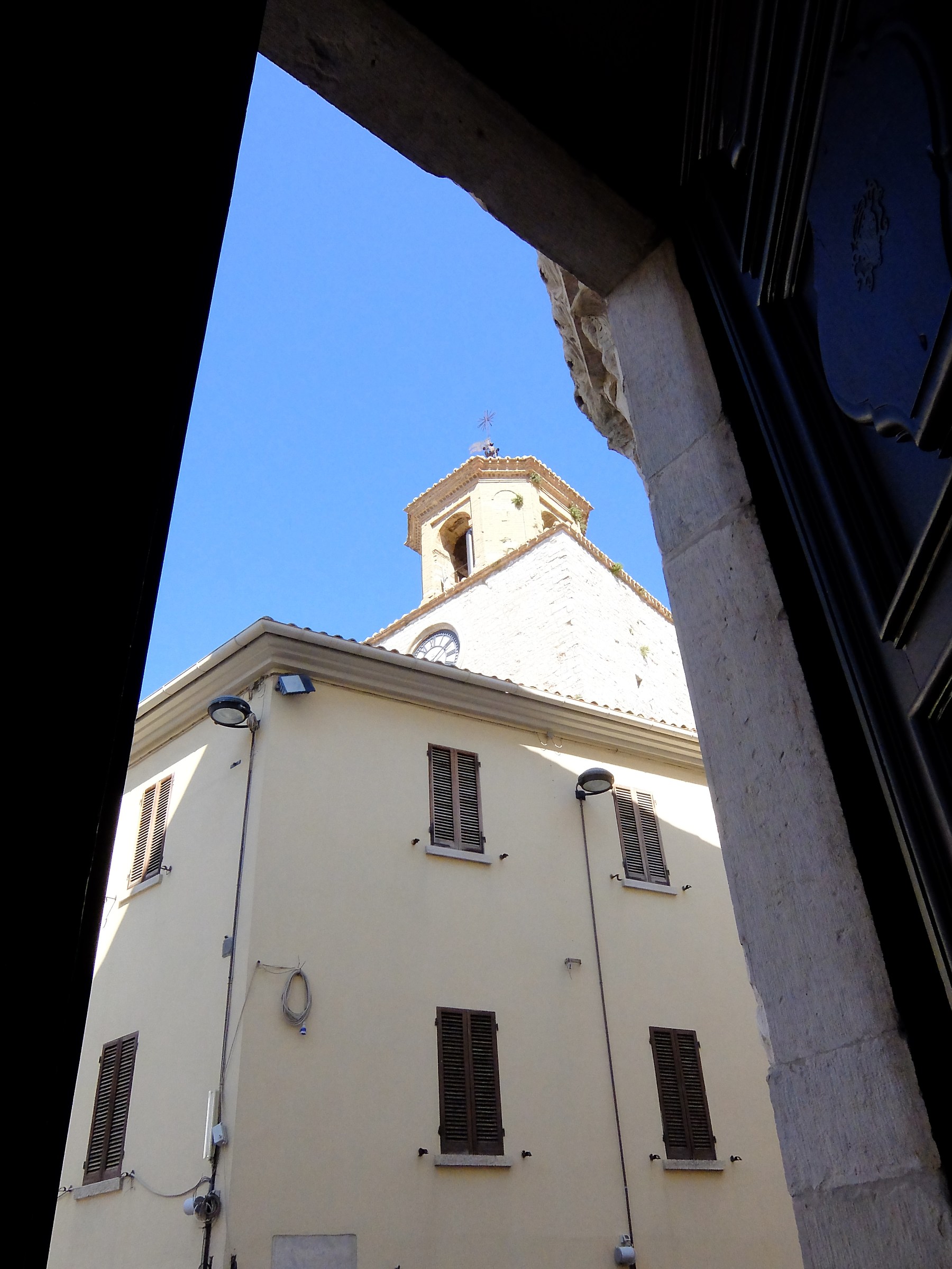 Gualdo Tadino, dall'interno del Duomo...