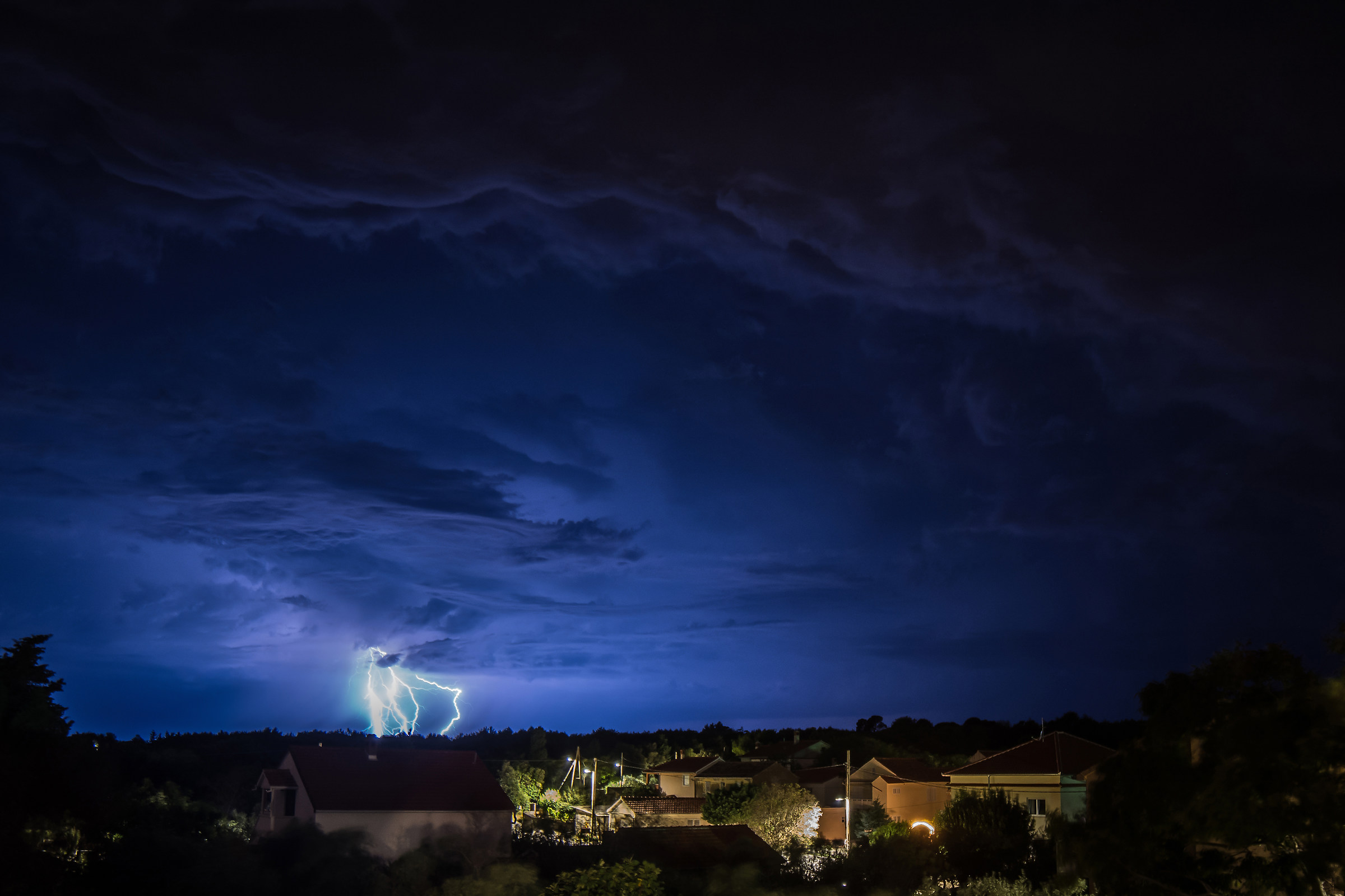 Tempesta di fulmini su Ugljan, Croazia...