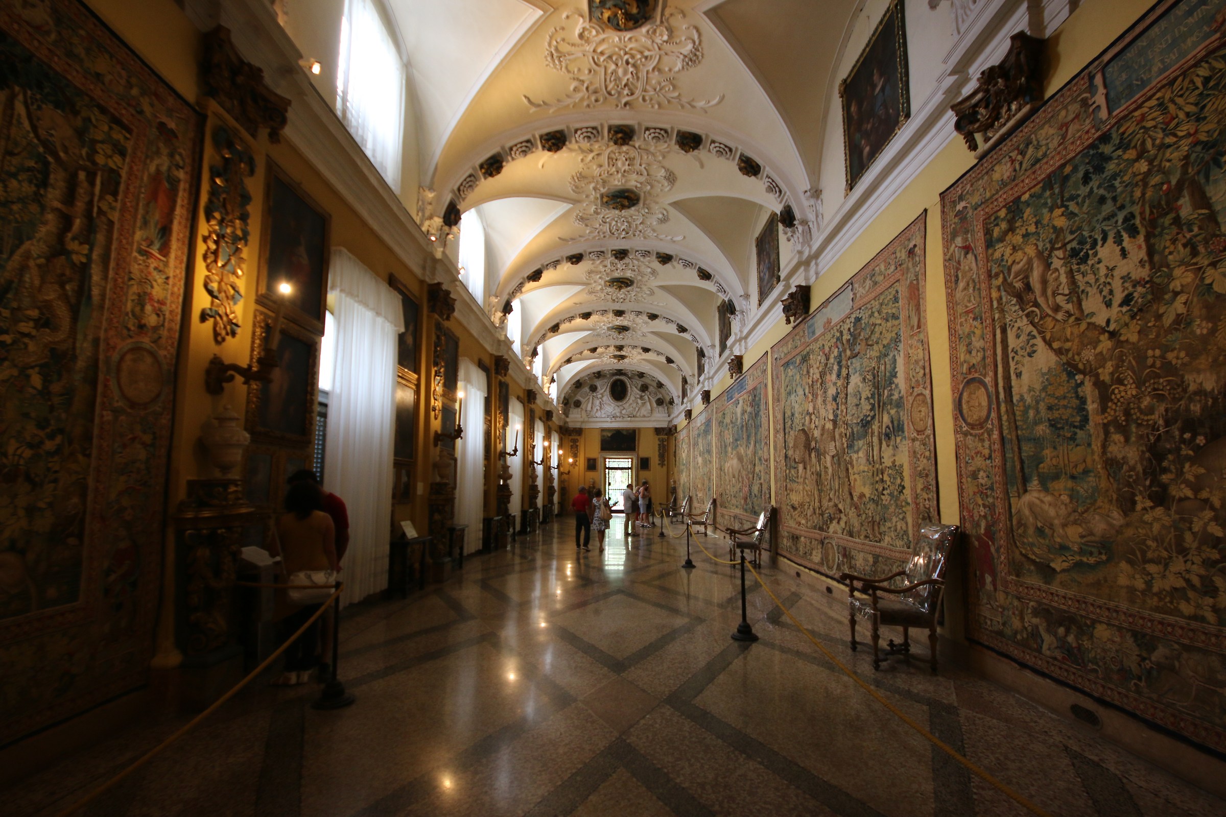 Hall of tapestries. Villa Borromeo...